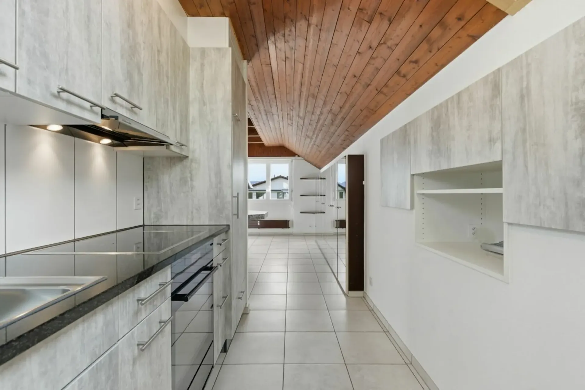 Appartement mansardé de 2,5 pièces lumineux avec garage et balcon
