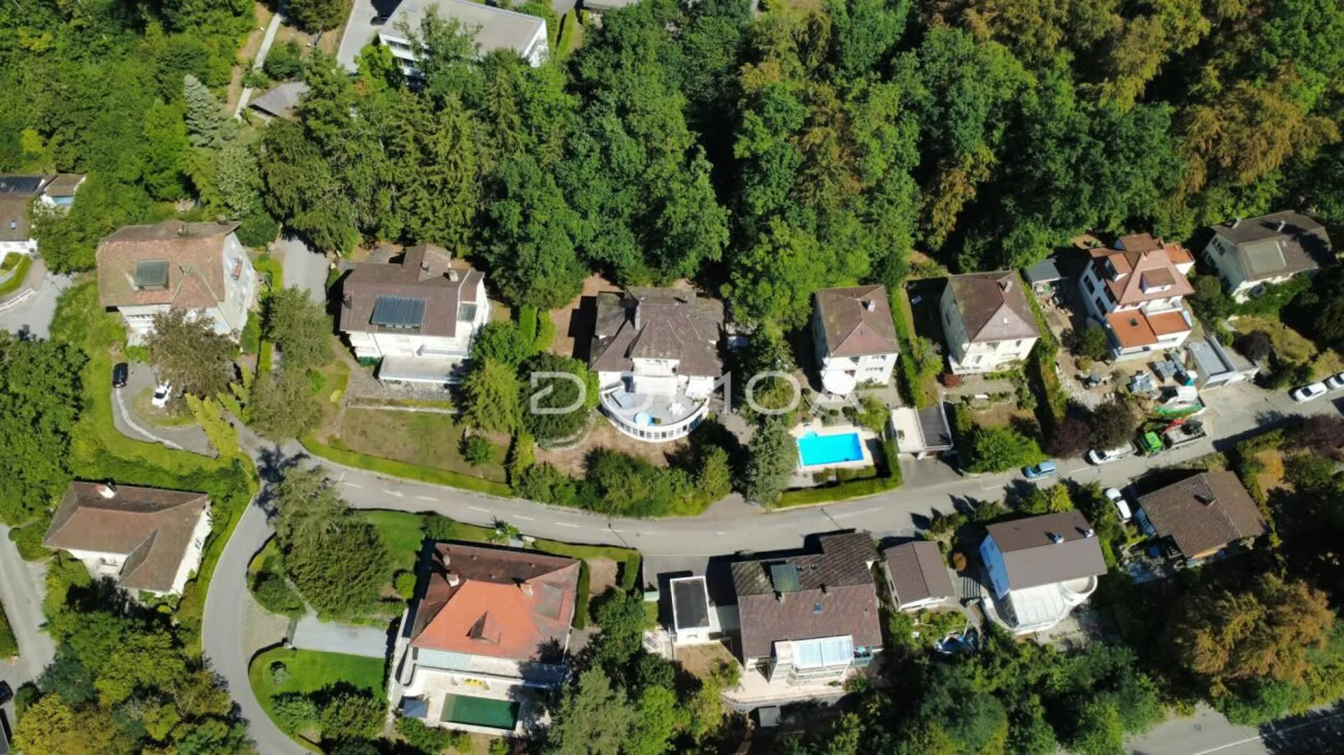 Propriété de caractère avec piscine intérieure et accès privé à la forêt