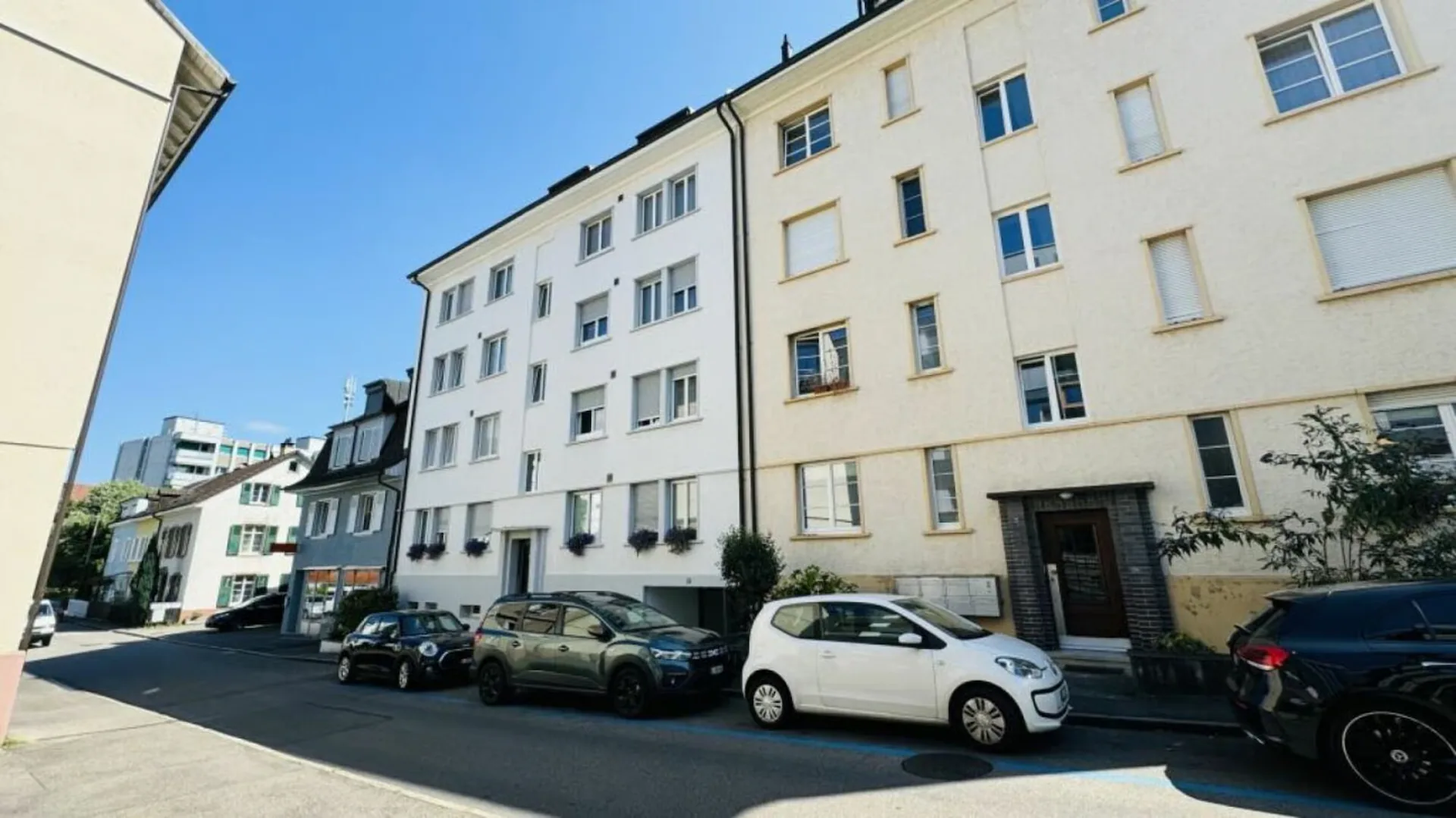 Appartement 3.5 pièces bien entretenu à Binningen avec ascenseur, balcon de 12 m² et tour de buanderie privée