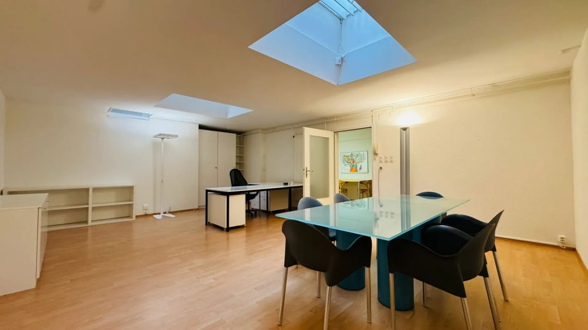 Espace bureautique/commercial pratique avec lumière du jour, archive/entrepôt et WC à usage exclusif