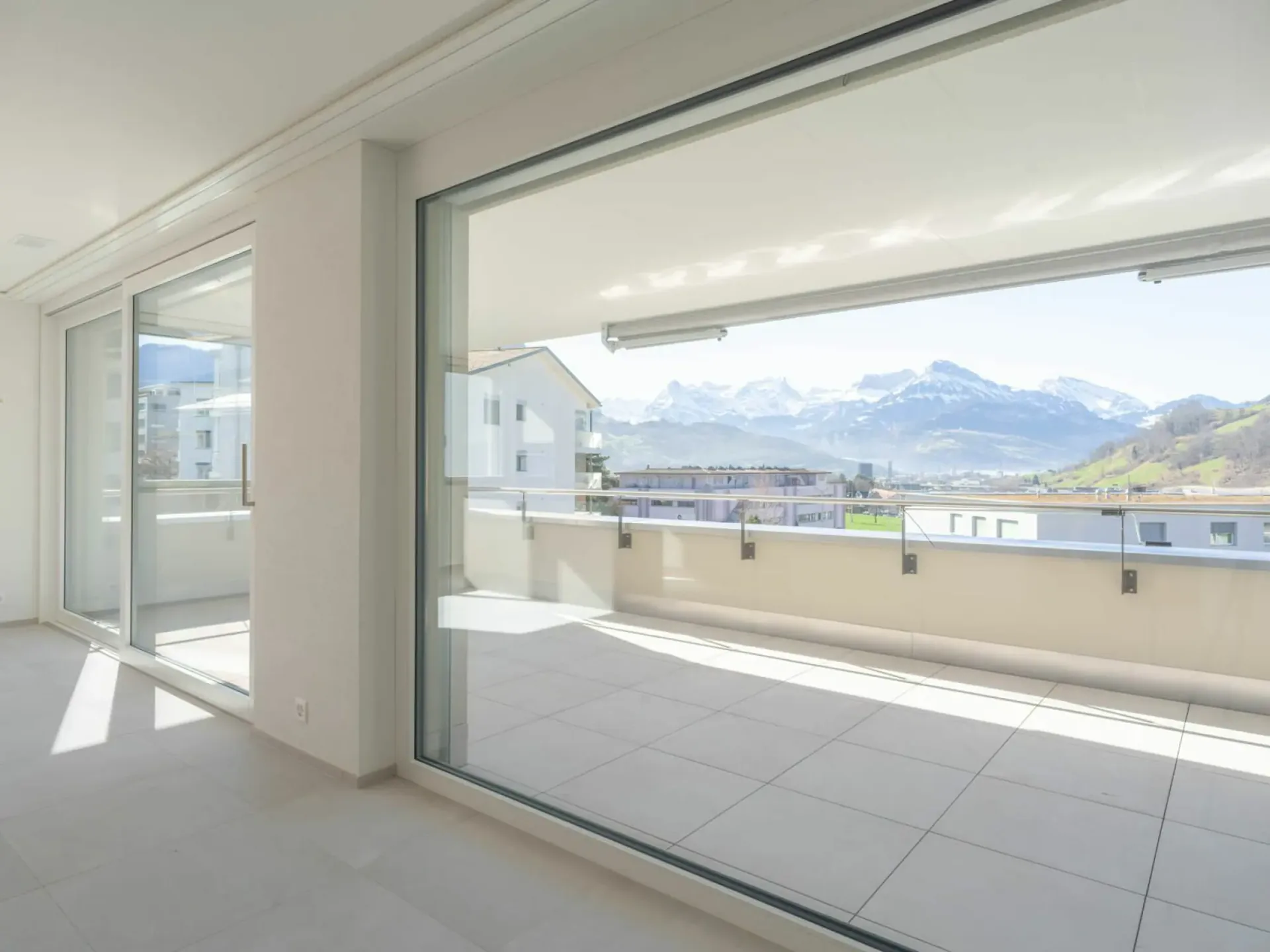 Prima locazione: appartamento moderno 5.5 locali con vista sulla montagna