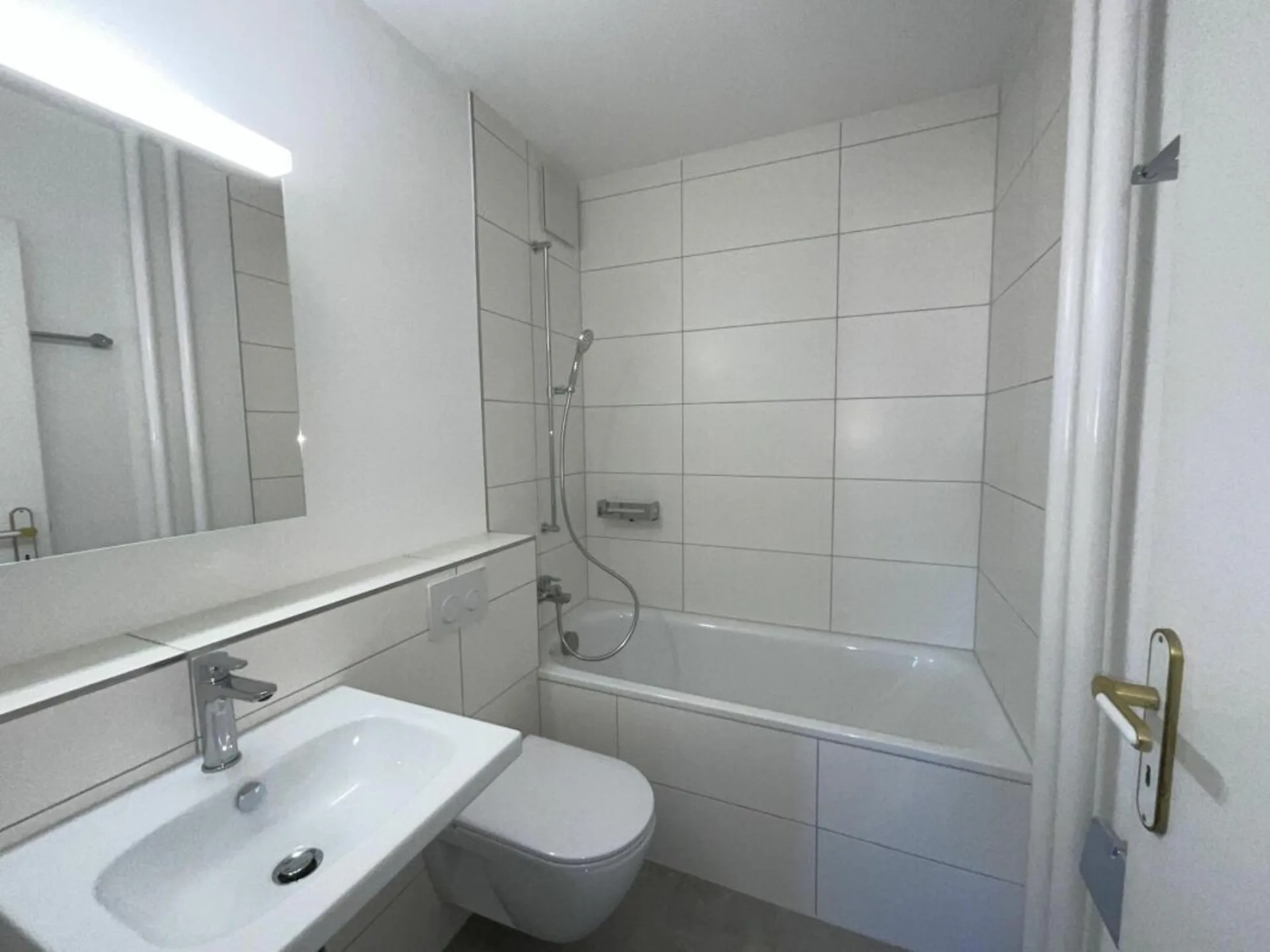 Charmant appartement 4 pièces avec salle de bain et cuisine neuves