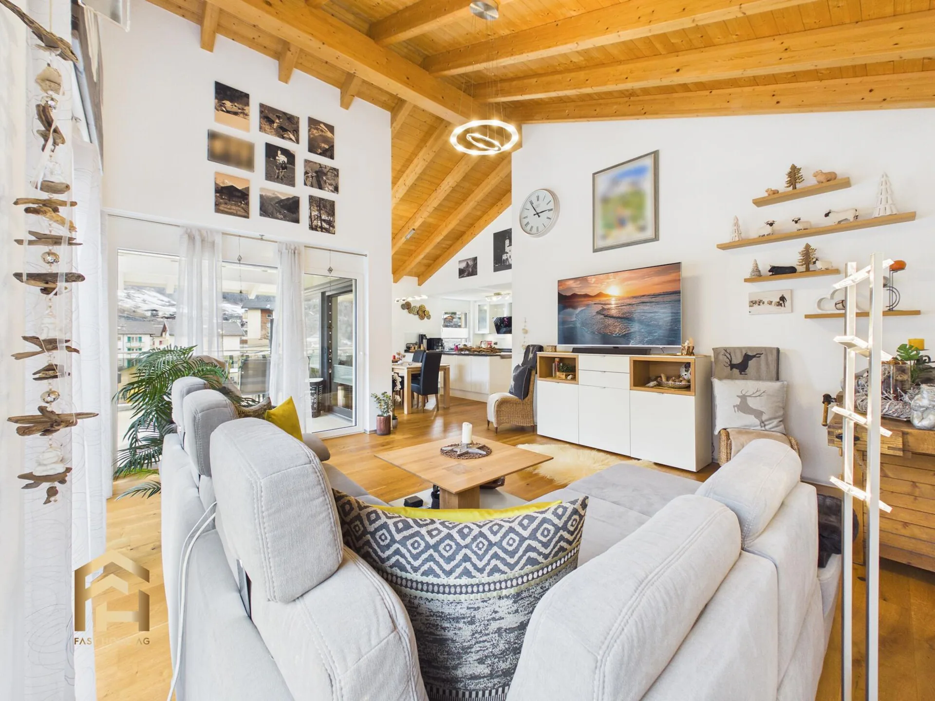 Light, wood, and mountain view: Special 5.5-room apartment in Stalden