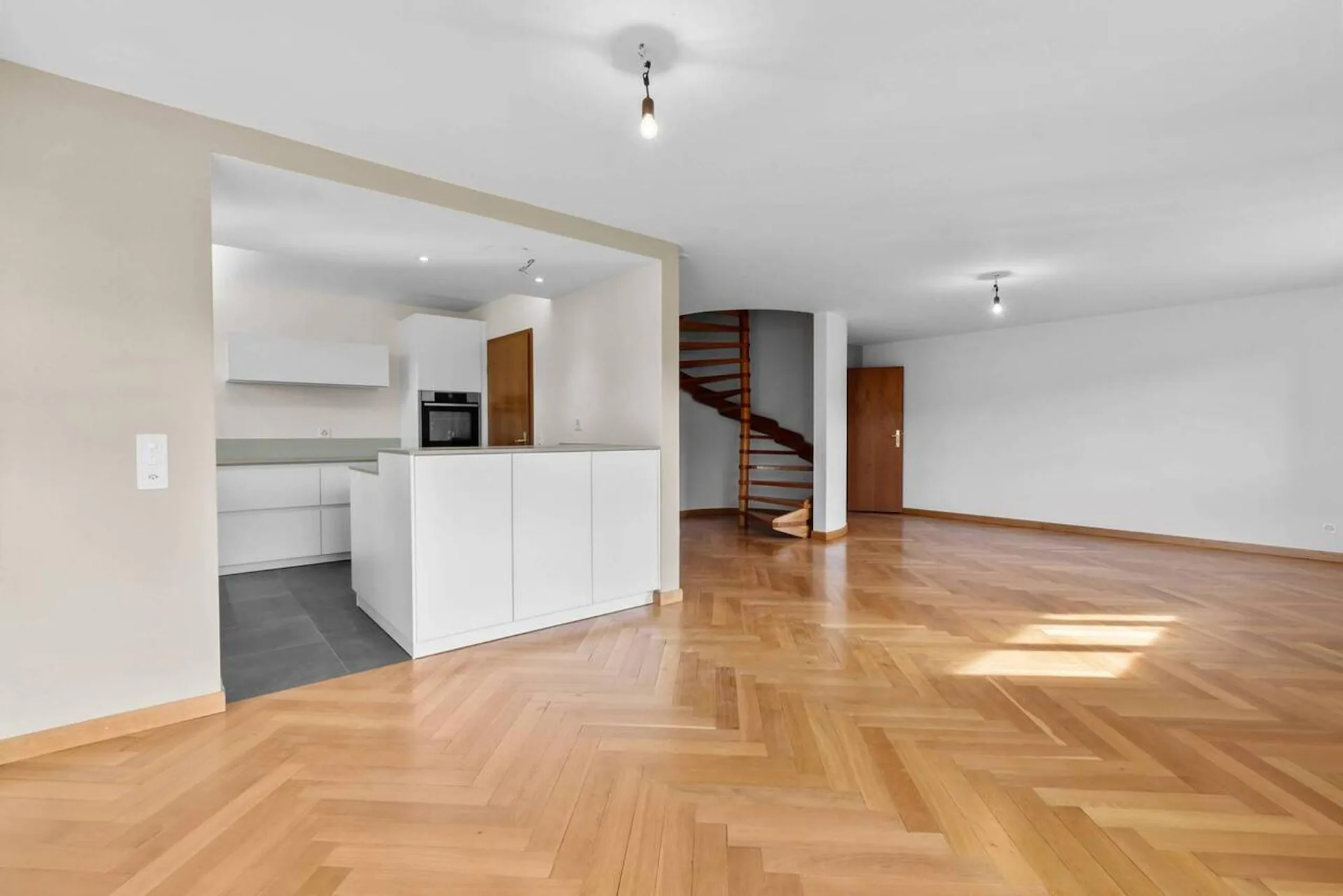 Appartamento a maisonnette con camino, area di seduta in giardino e 2 posti auto esterni!