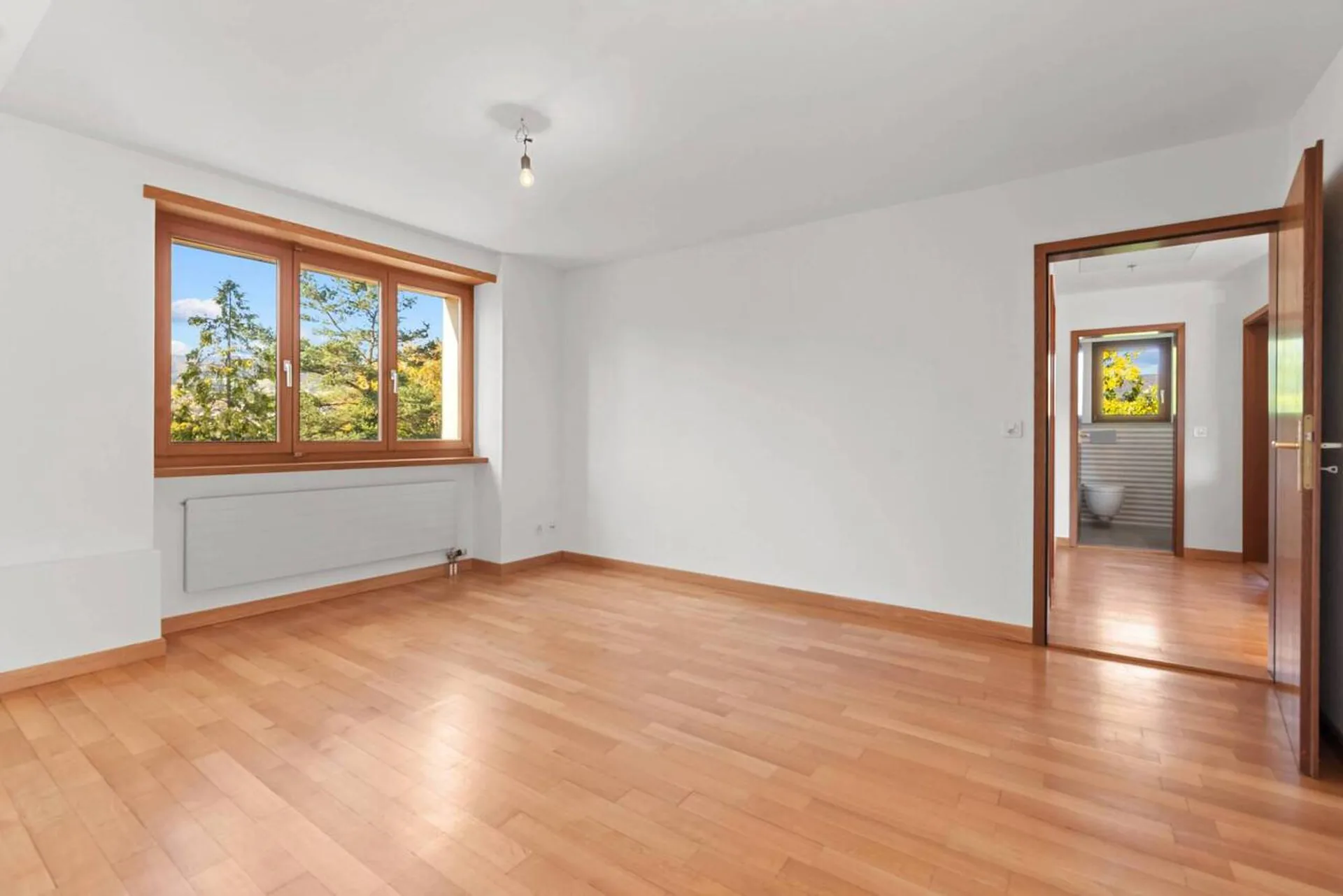 Appartamento a maisonnette con camino, area di seduta in giardino e 2 posti auto esterni!