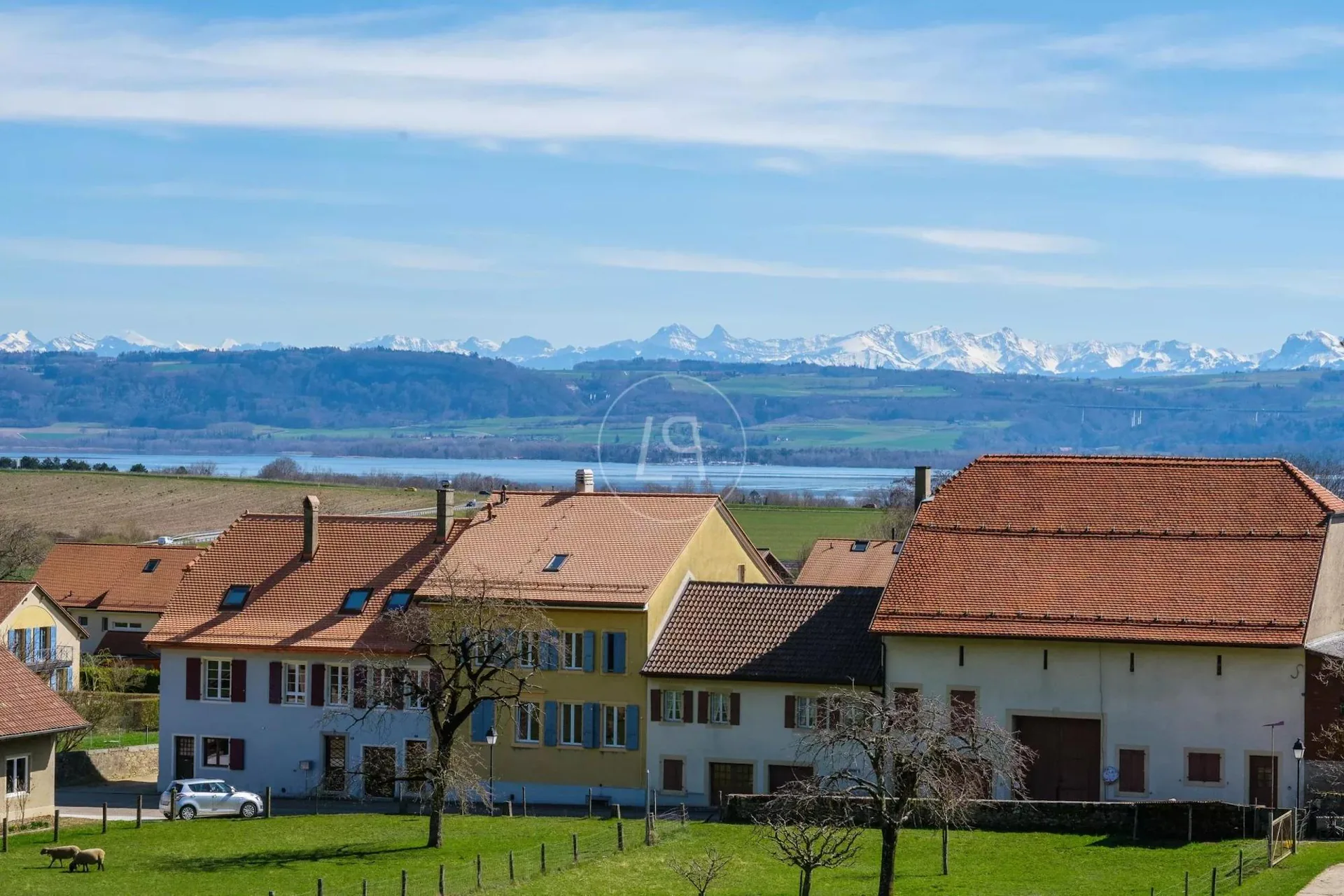 Manoir inscrit situé sur près d'un hectare de terrain ? 35 minutes de Lausanne