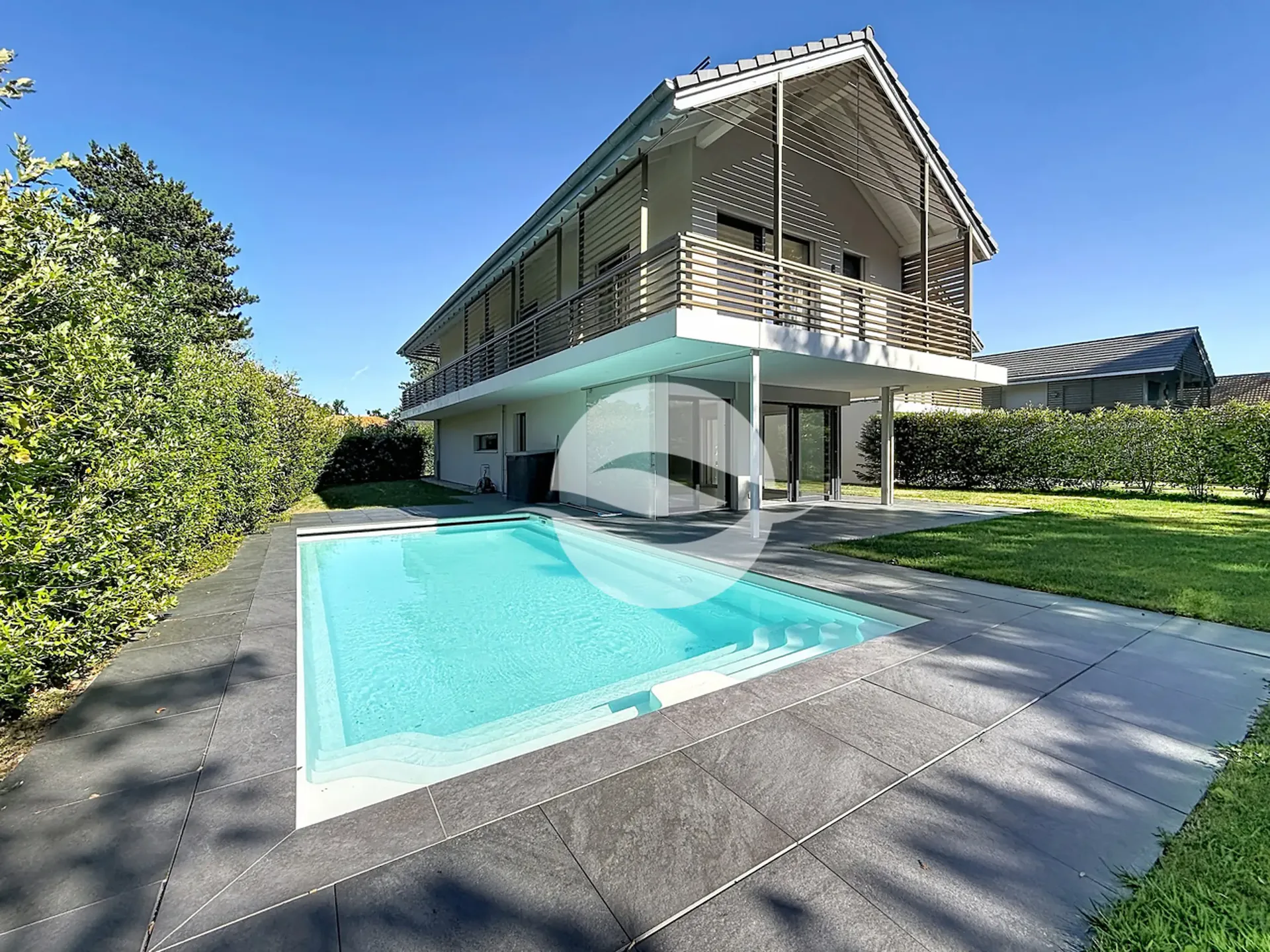 Beautiful semi-detached villa with carport