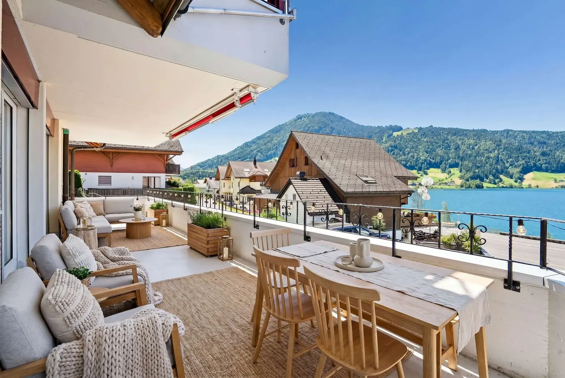 Lake Ägeri waterfront location: breathtaking lake view and 129 m² balcony/outdoor area