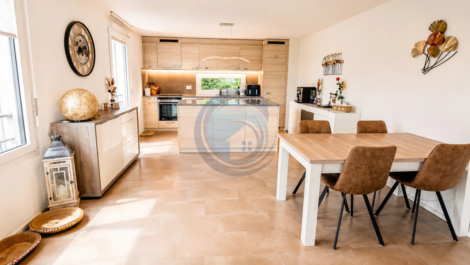 BEL APPARTEMENT TRAVERSANT D'ANGLE DE 3,5 PIÈCES AVEC GRAND BALCON