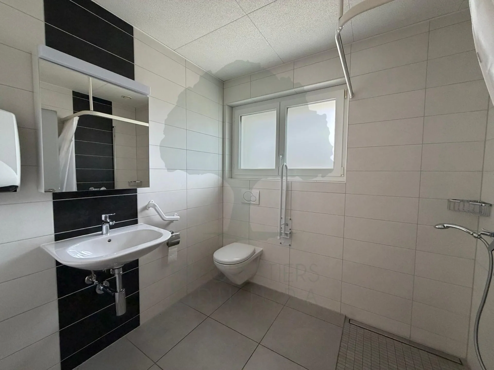 176 m² große Fläche im Erdgeschoss - Courfaivre Potentiel Wohnung