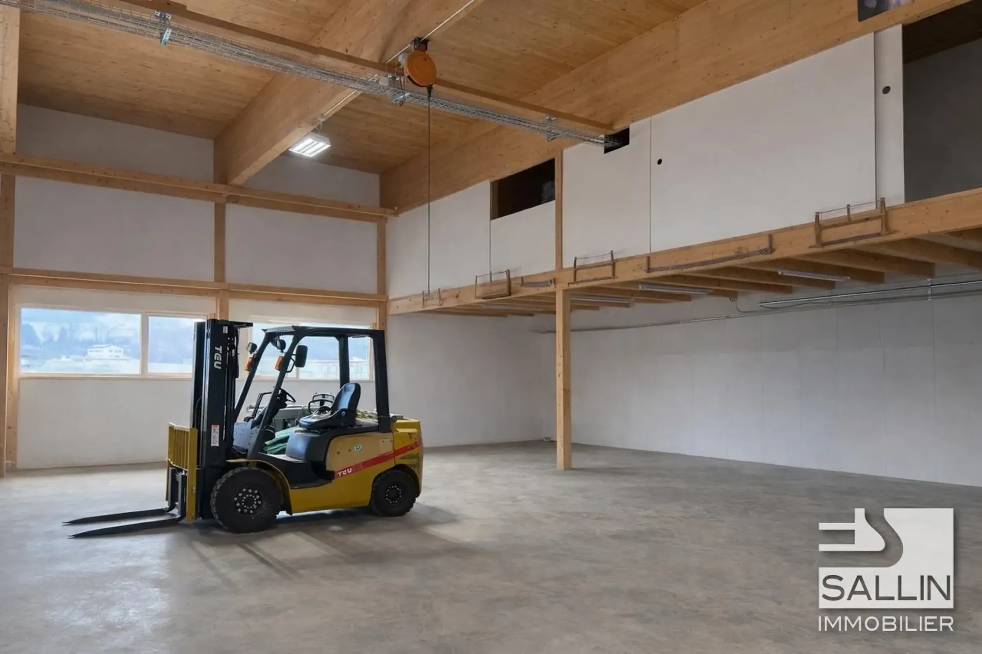 Industriehalle von ca. 445 m² mit 5½-Zimmer-Wohnung