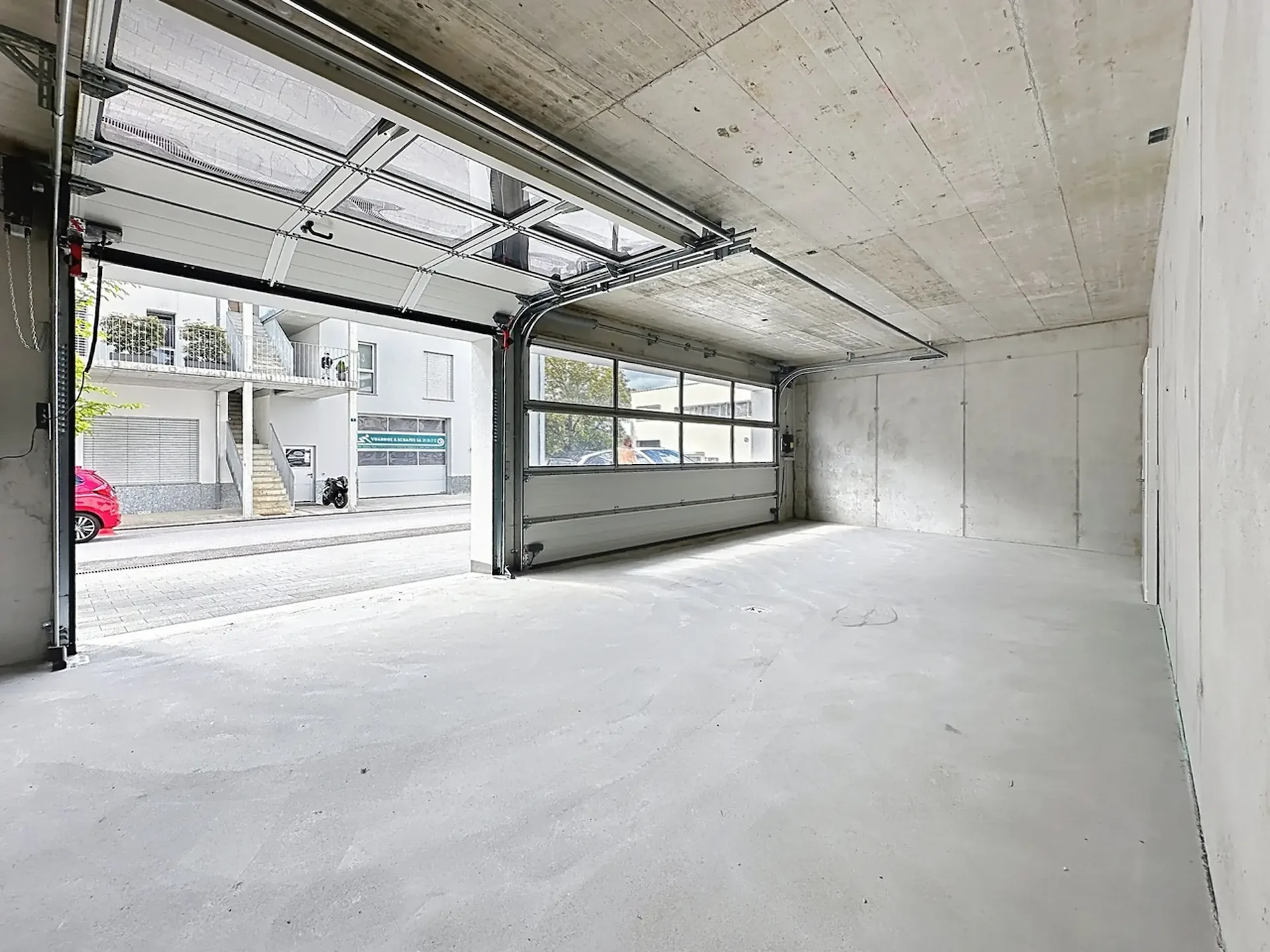 Local artisanal neuf avec atelier et bureau de plus de 90 m²