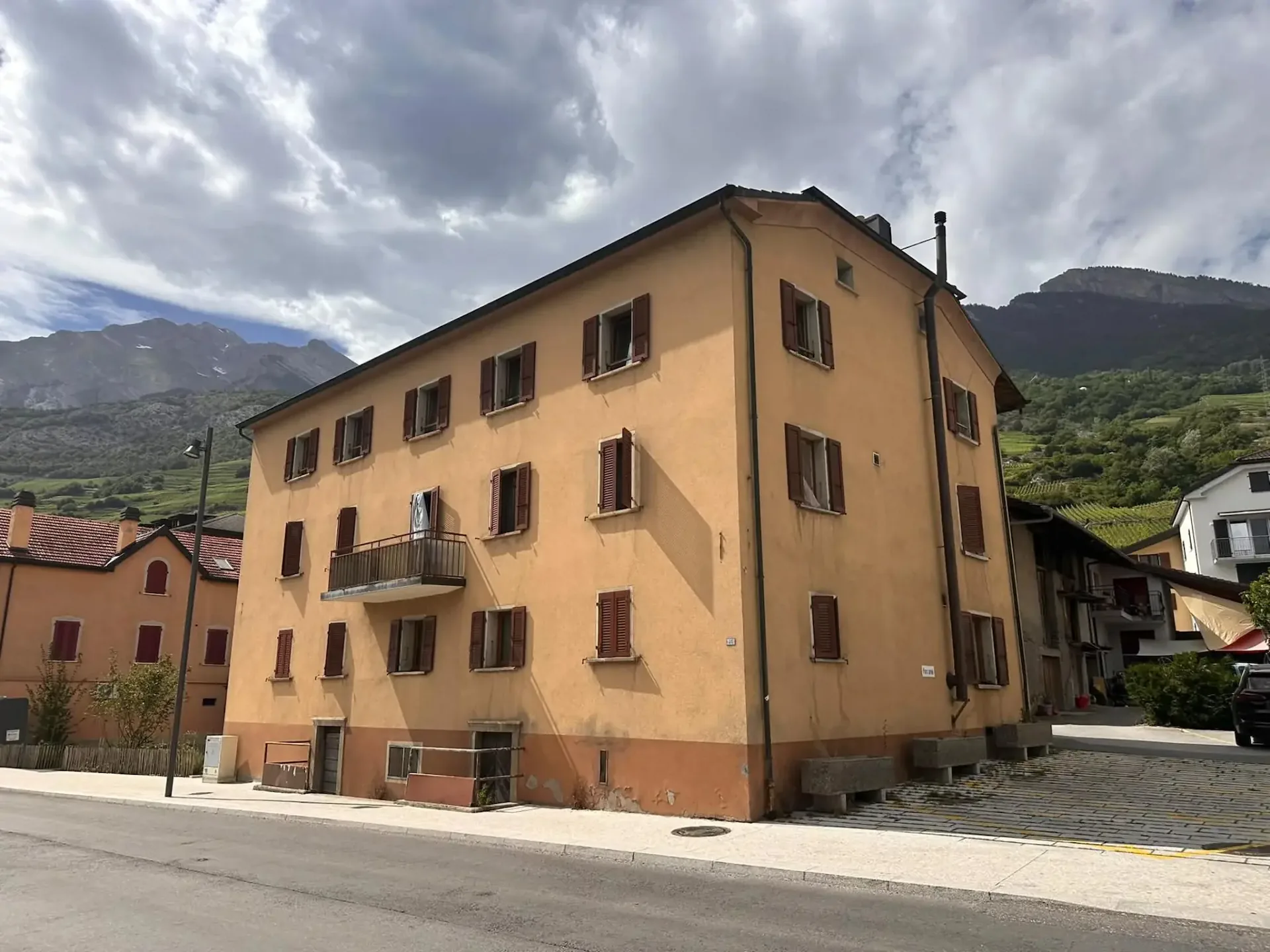 Spacious 2.5-room apartment of about 100 m² to renovate - Vétroz