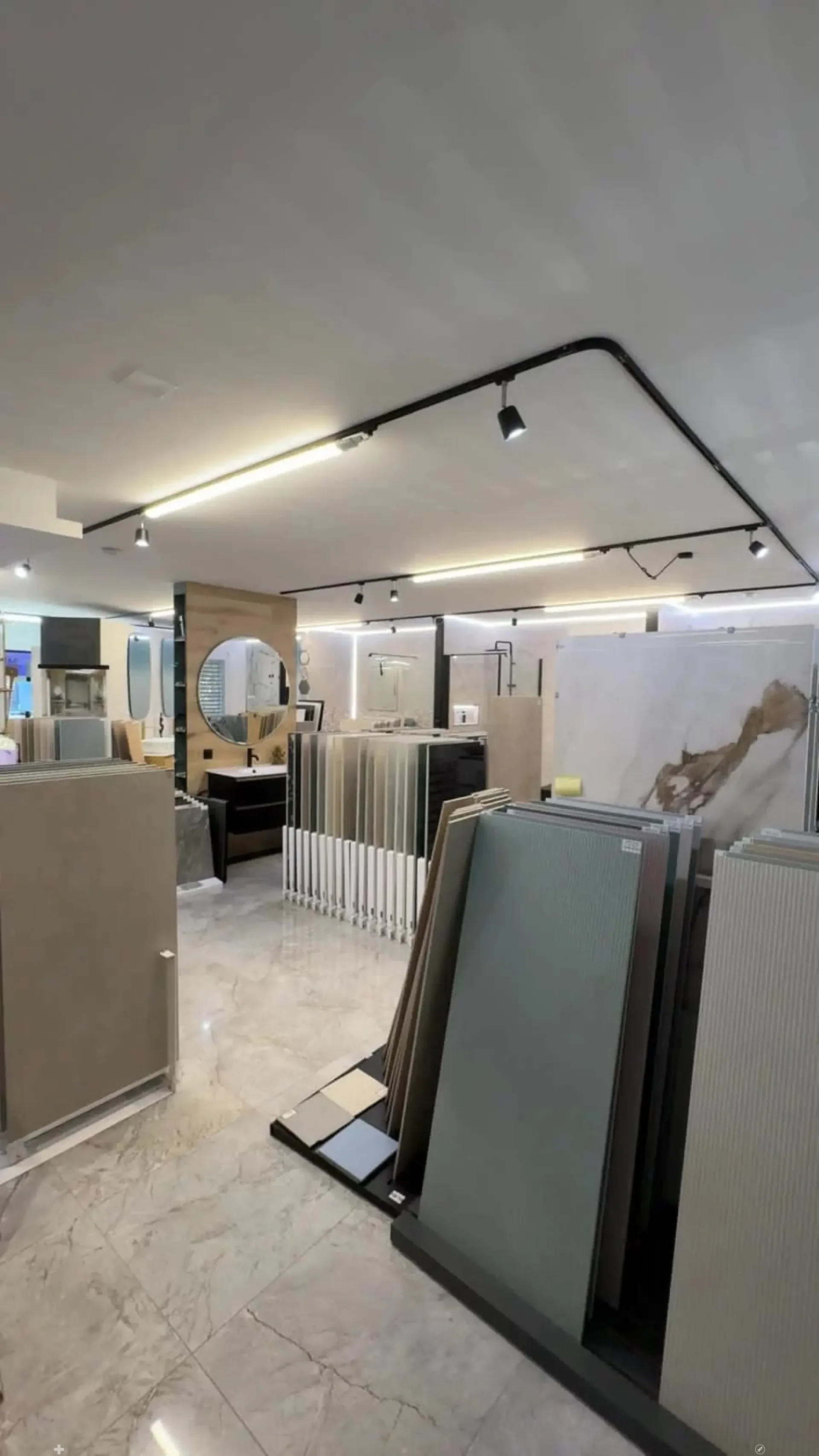 Verkaufsfläche von 100 m² renoviert mit außergewöhnlicher Sichtbarkeit