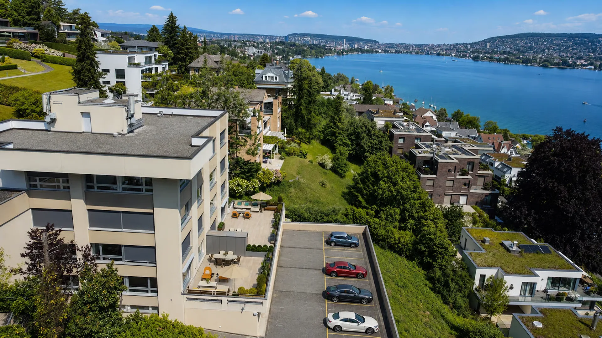 Sicherer Außenparkplatz mit Seesicht in Zürich