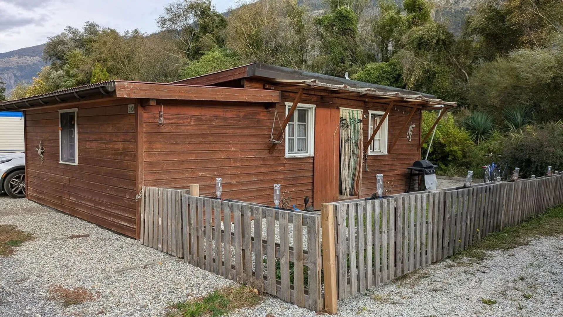 Charming 2.5-room camping house with sun terrace in Raron VS
