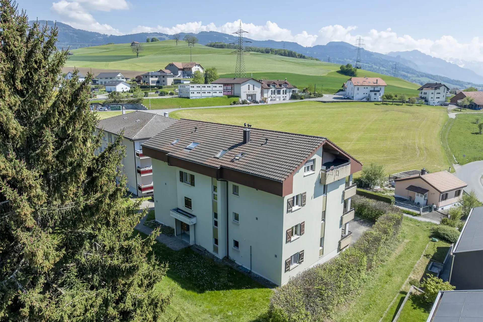 Wohnung 2.5 Zimmer im letzten Stock mit Balkon und Garage