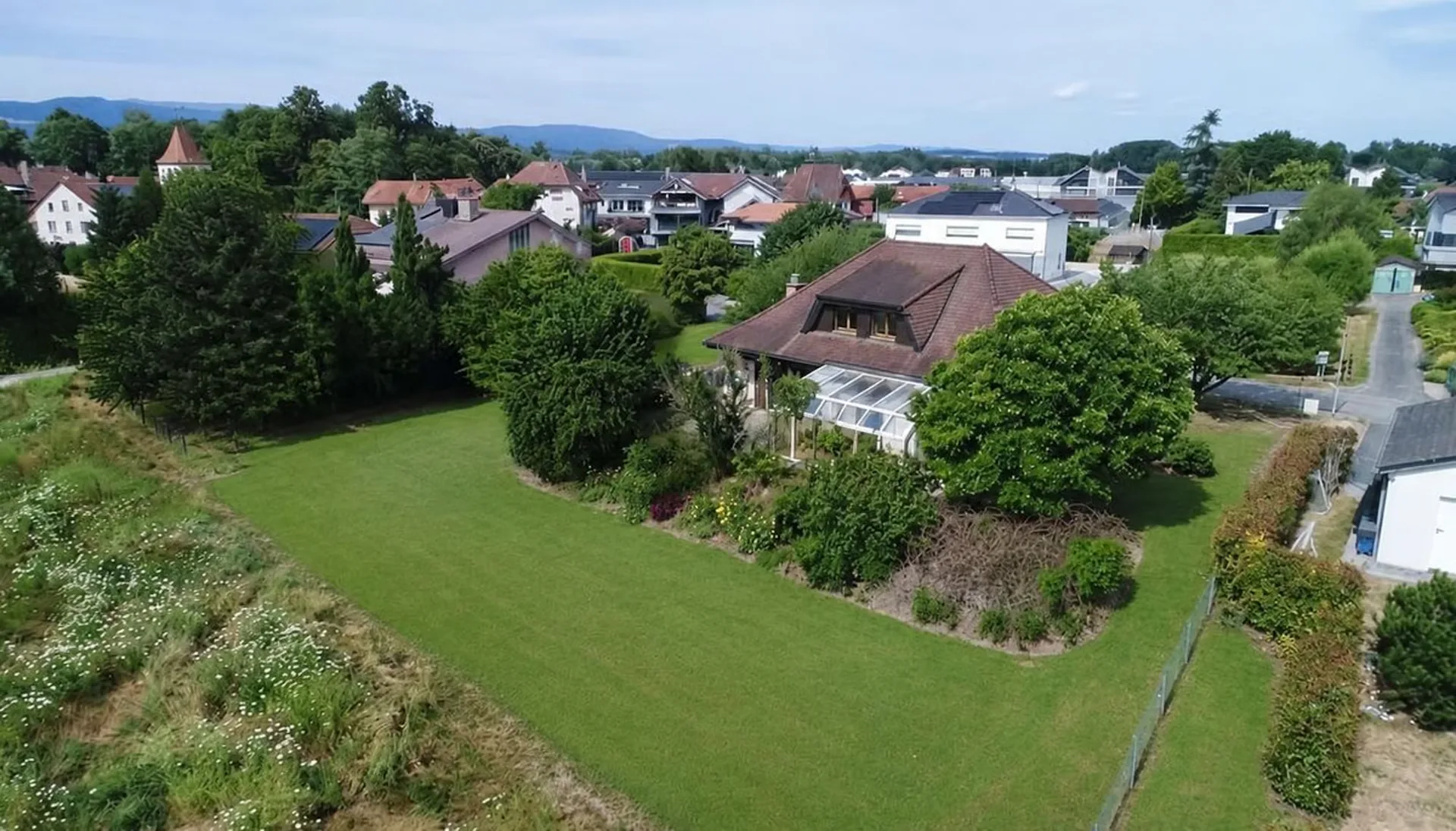 Geräumige Familienvilla auf einem außergewöhnlichen Grundstück von 1'435 m²