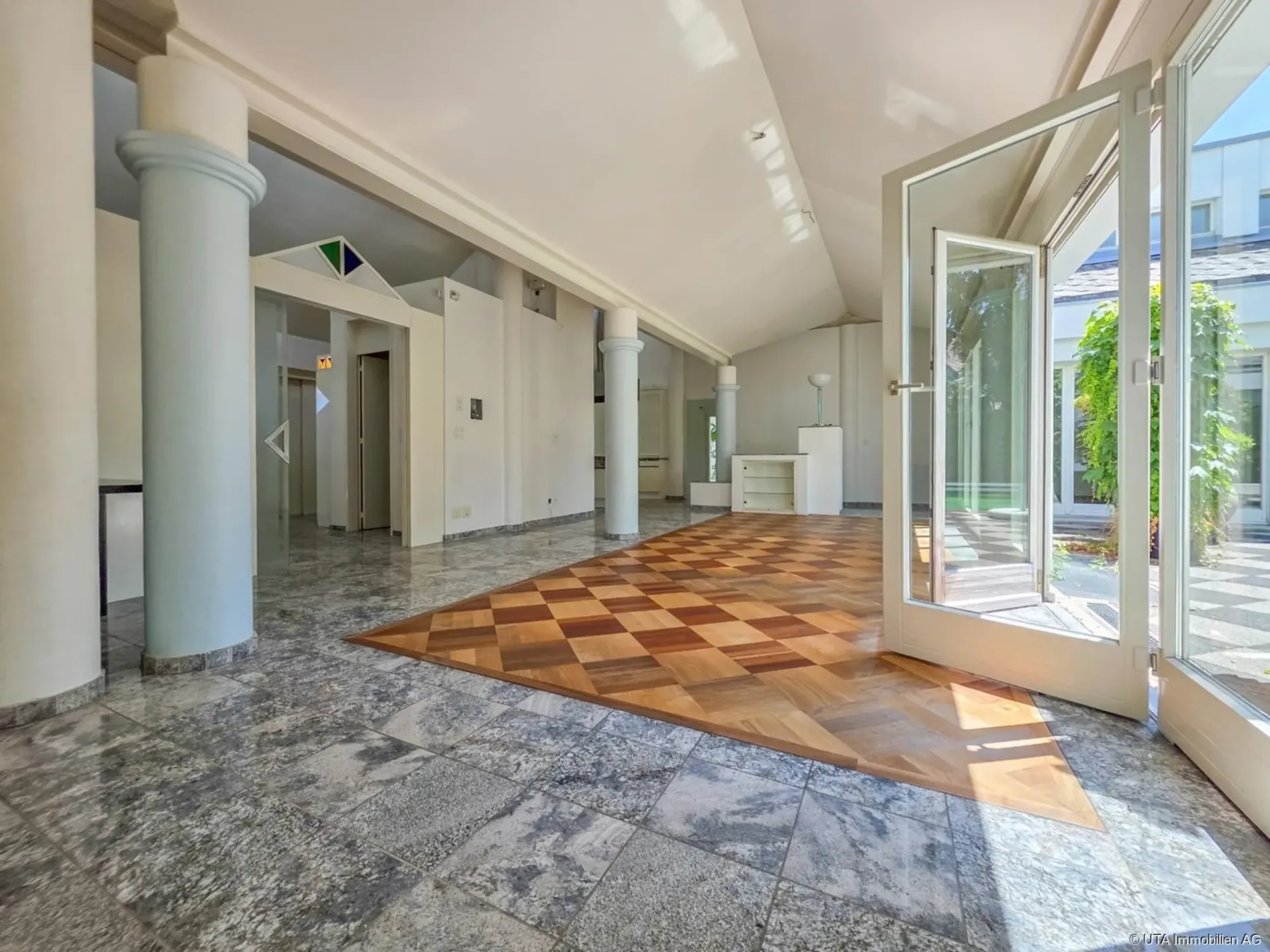 Privates Wohnparadies mit Lift und Pool-Atrium