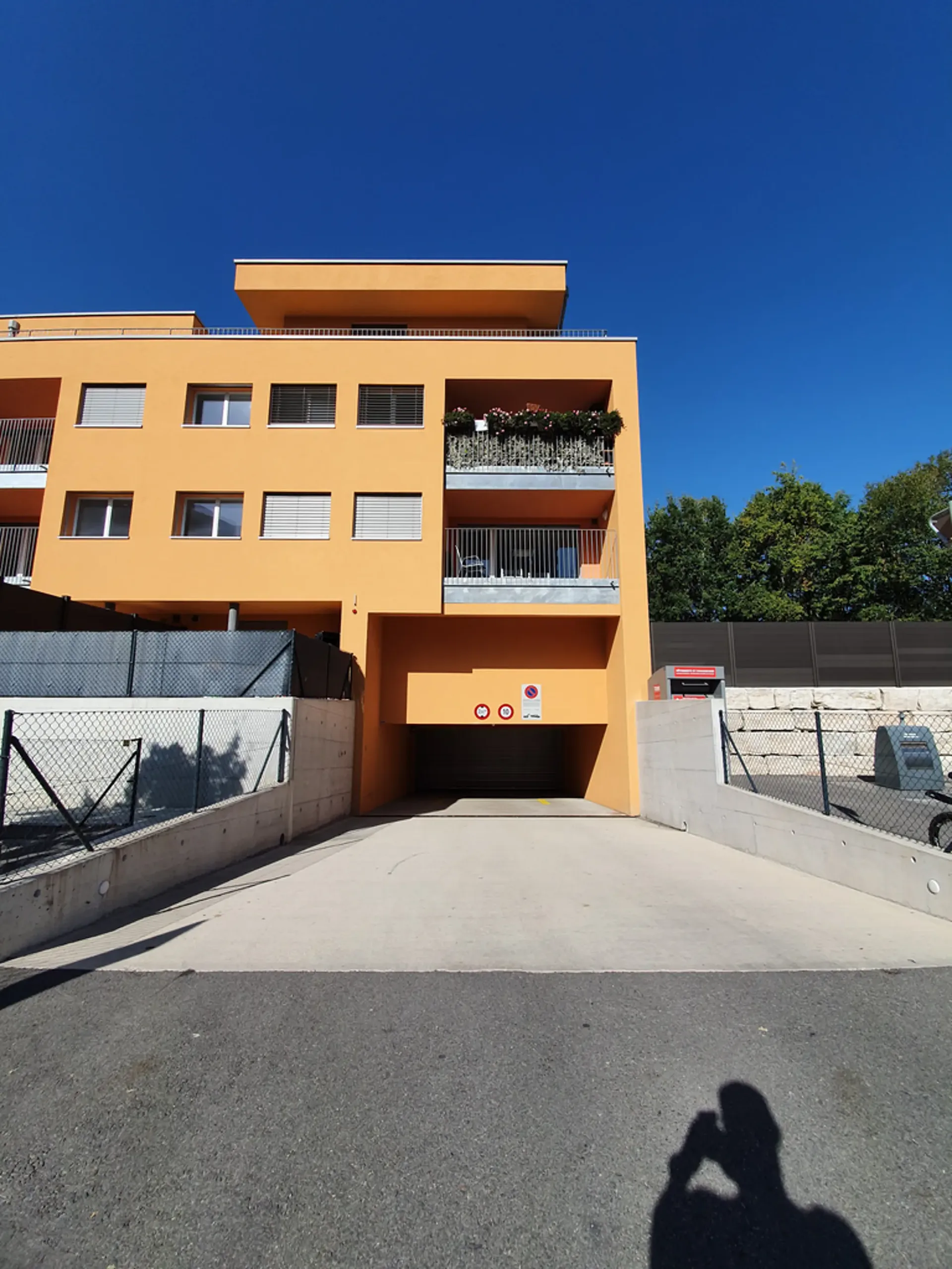 Parkplatz für Motorrad im Untergeschoss eines neuen Gebäudes