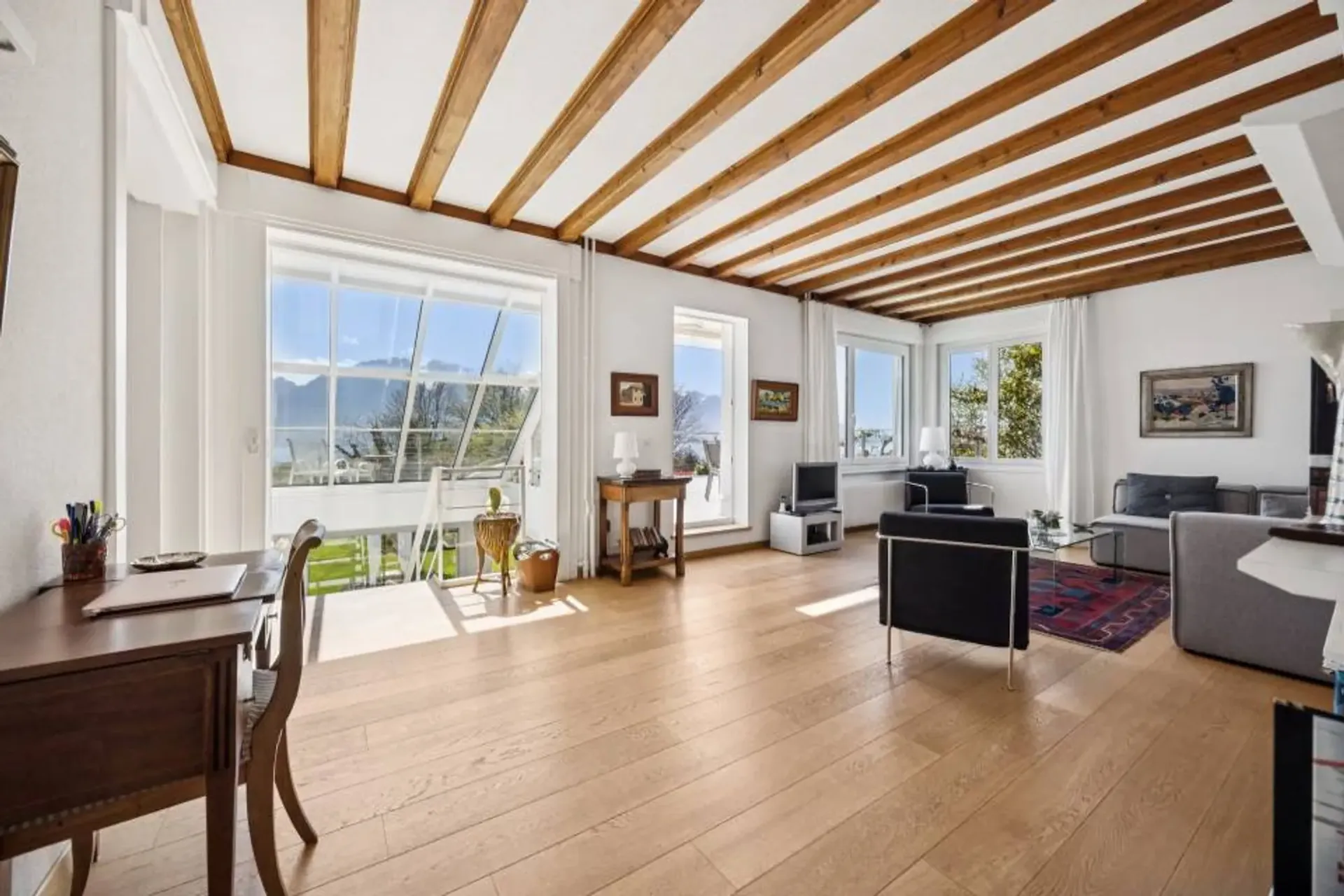 Elegante villa con vista panoramica sul Lago di Ginevra in un quartiere esclusivo