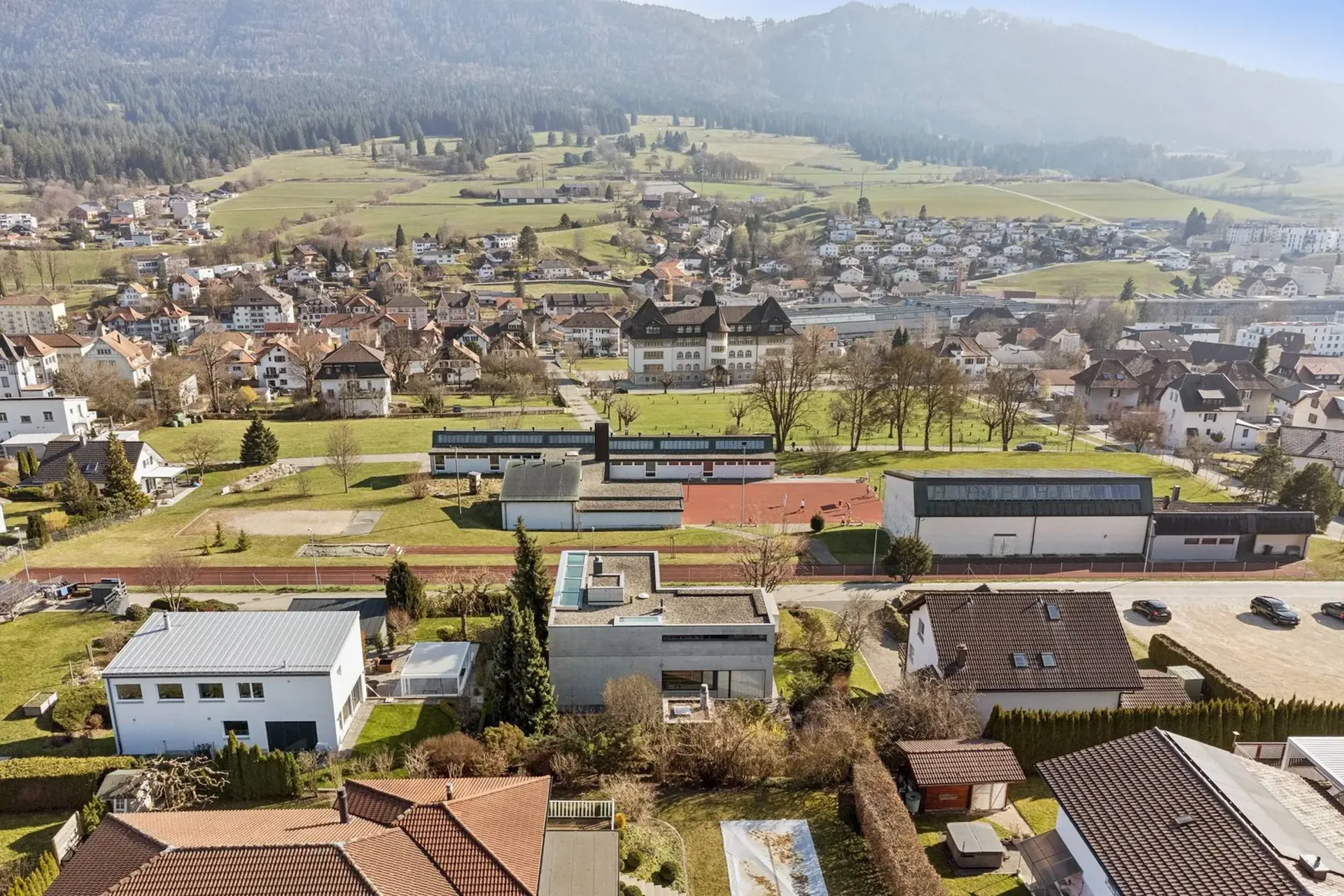 Villa zur Verkauf in Reconvilier - Licht und Lebensqualität im Jura