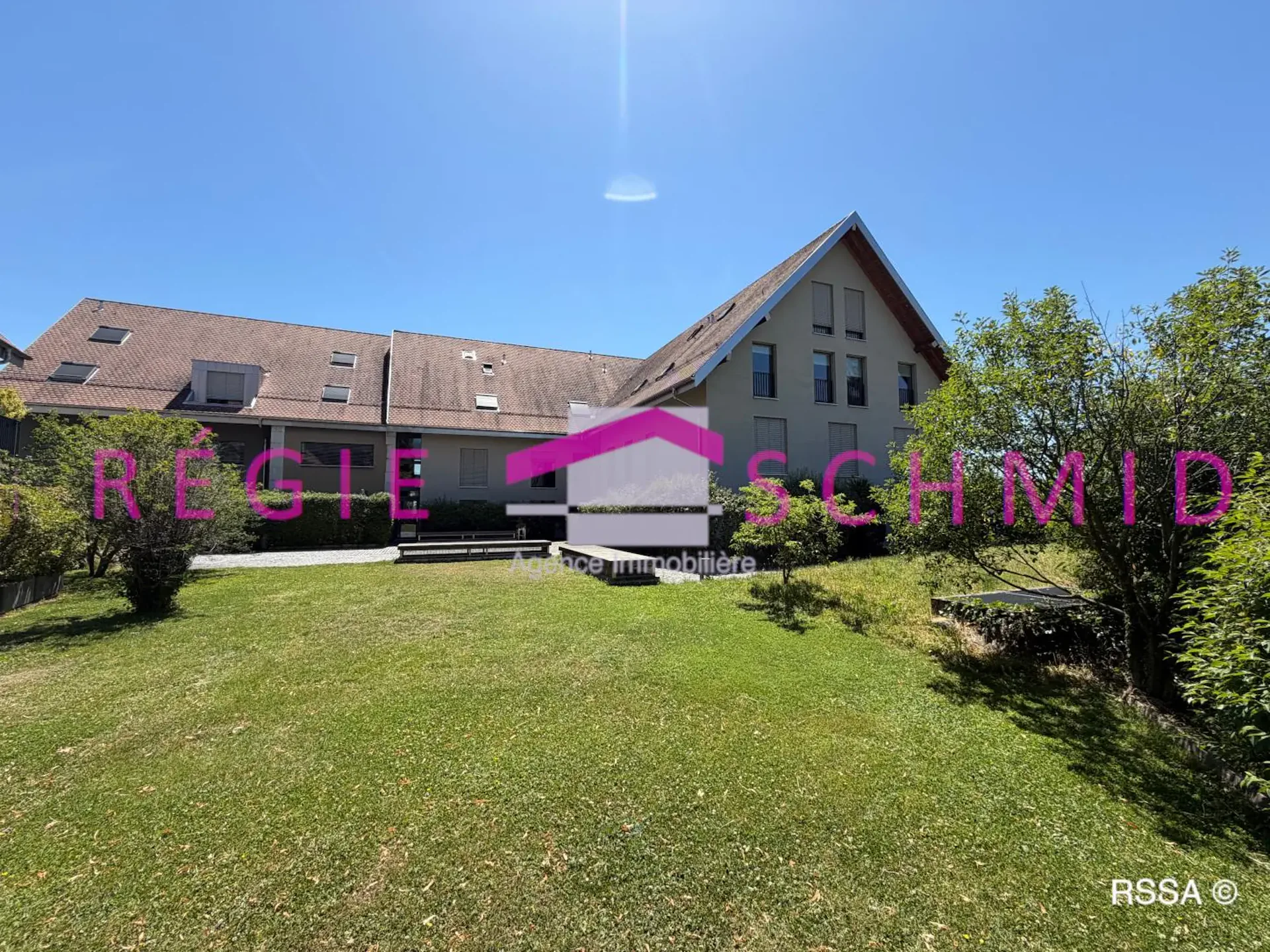 Duplex apartment with 6 rooms in Eysins