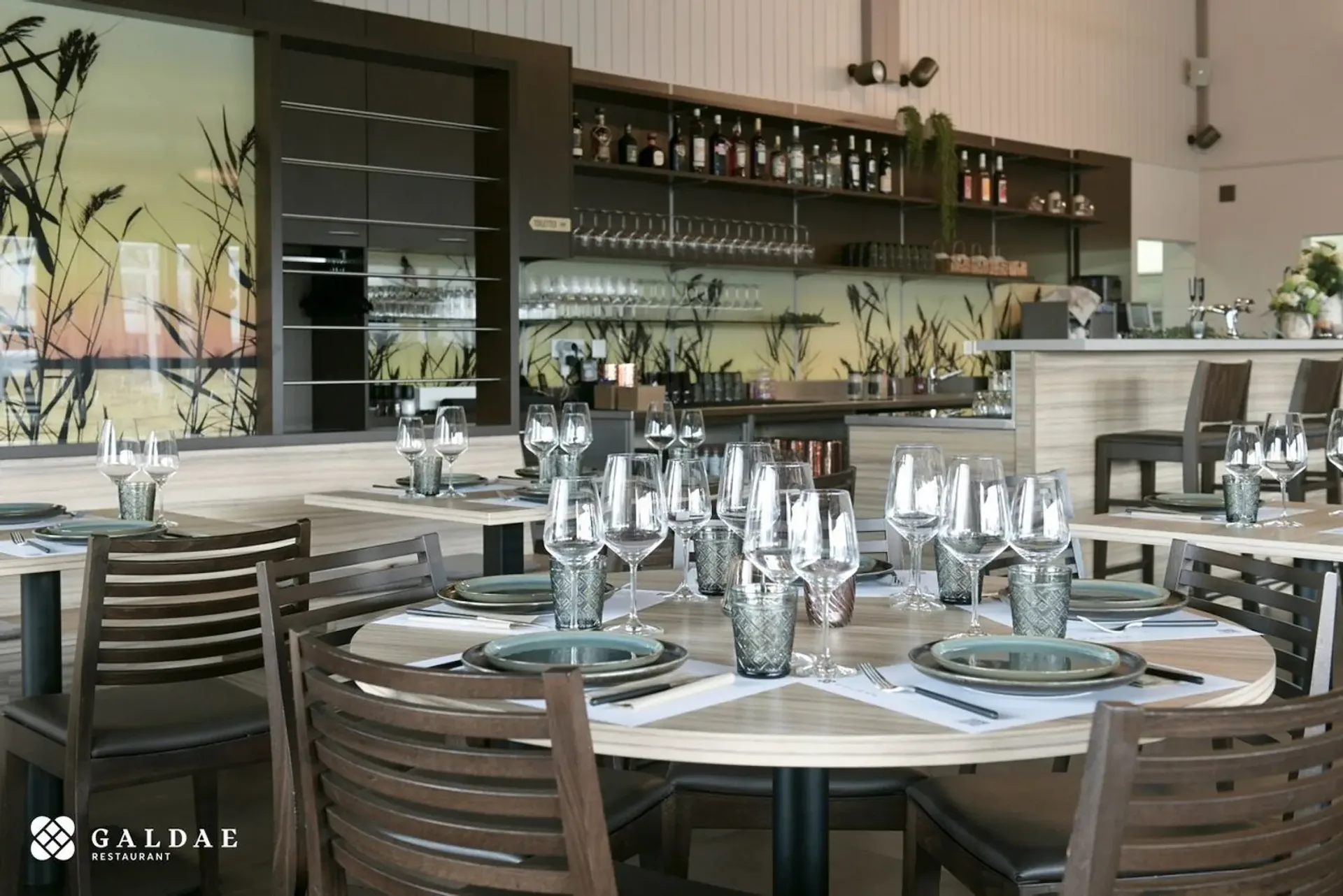 Gebäude mit Restaurant, Lebensmittelgeschäft und Zimmern in der Nähe des Sees