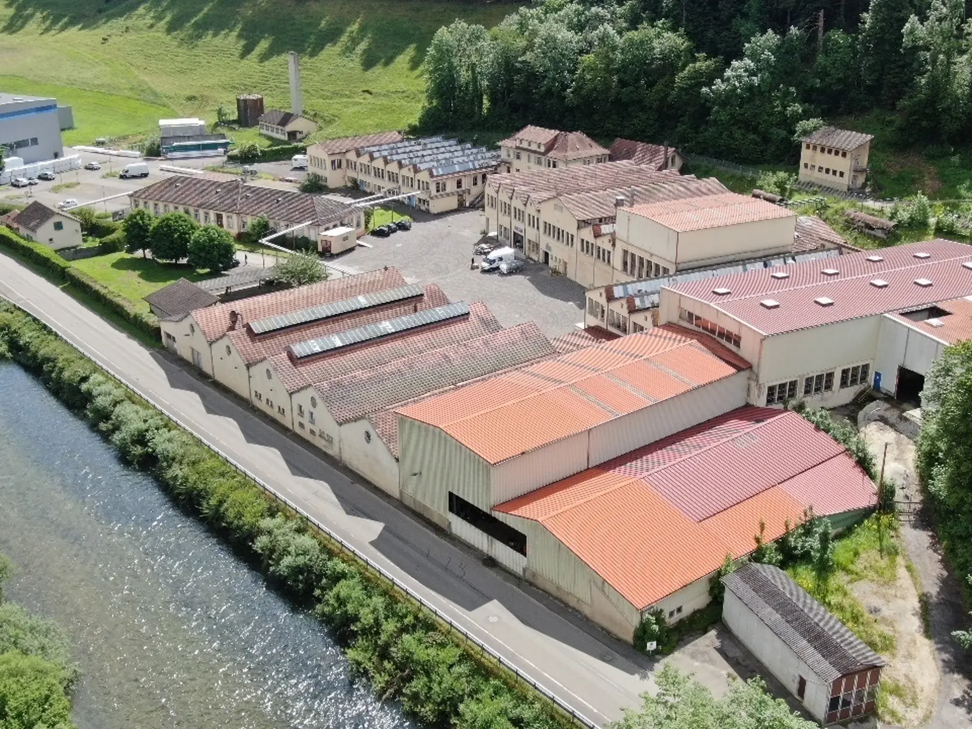 À louer : deux espaces de 450 m², dont un avec une mezzanine de 200 m2