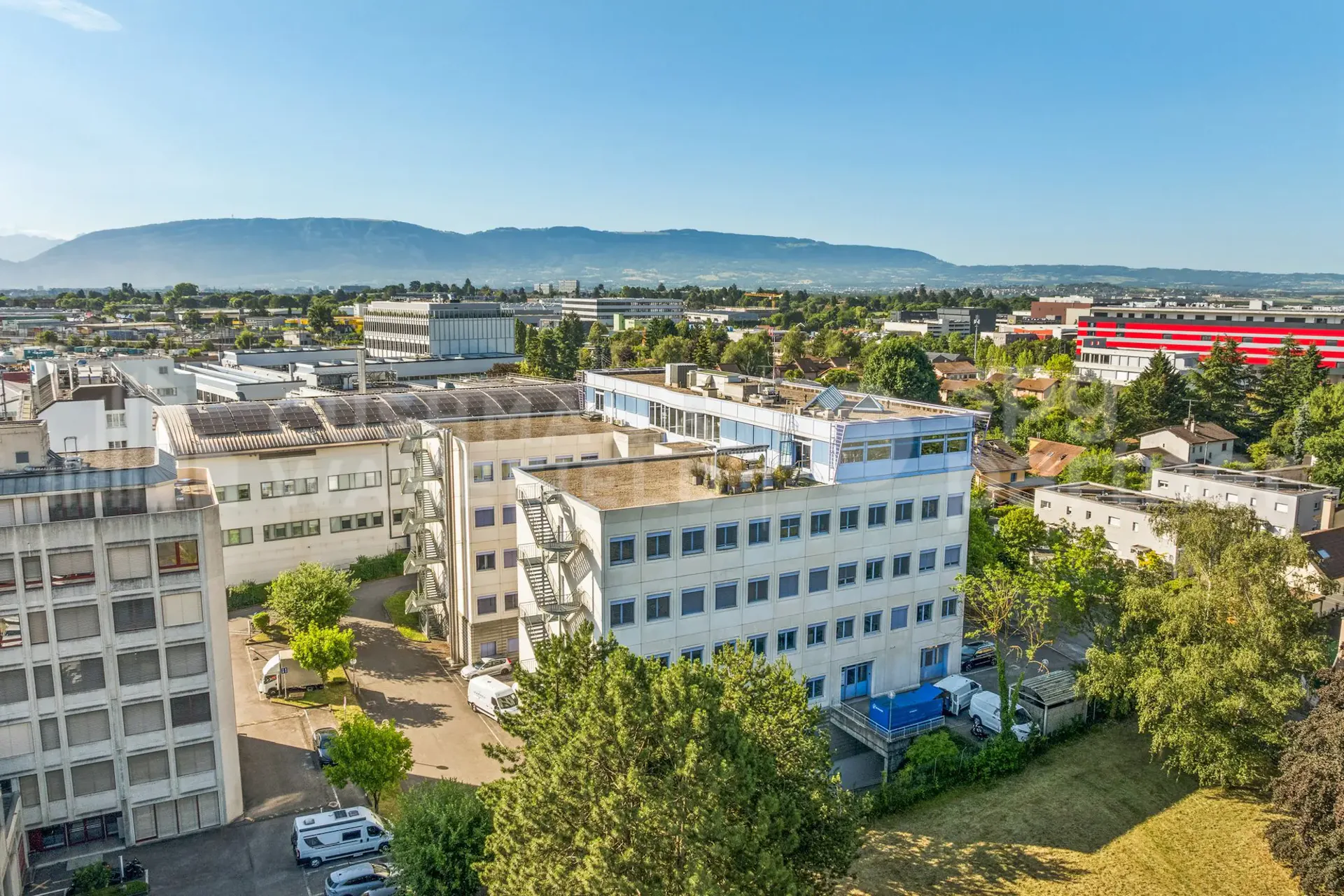 Büros und Aktivitätsflächen mit Lastenaufzug in Meyrin - Grand-Puits 42