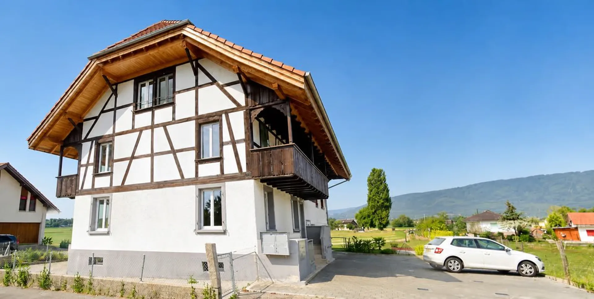 Prächtige 4,5-Zimmer-Wohnung mit separatem Eingang, eigenem Garten und freier Sicht