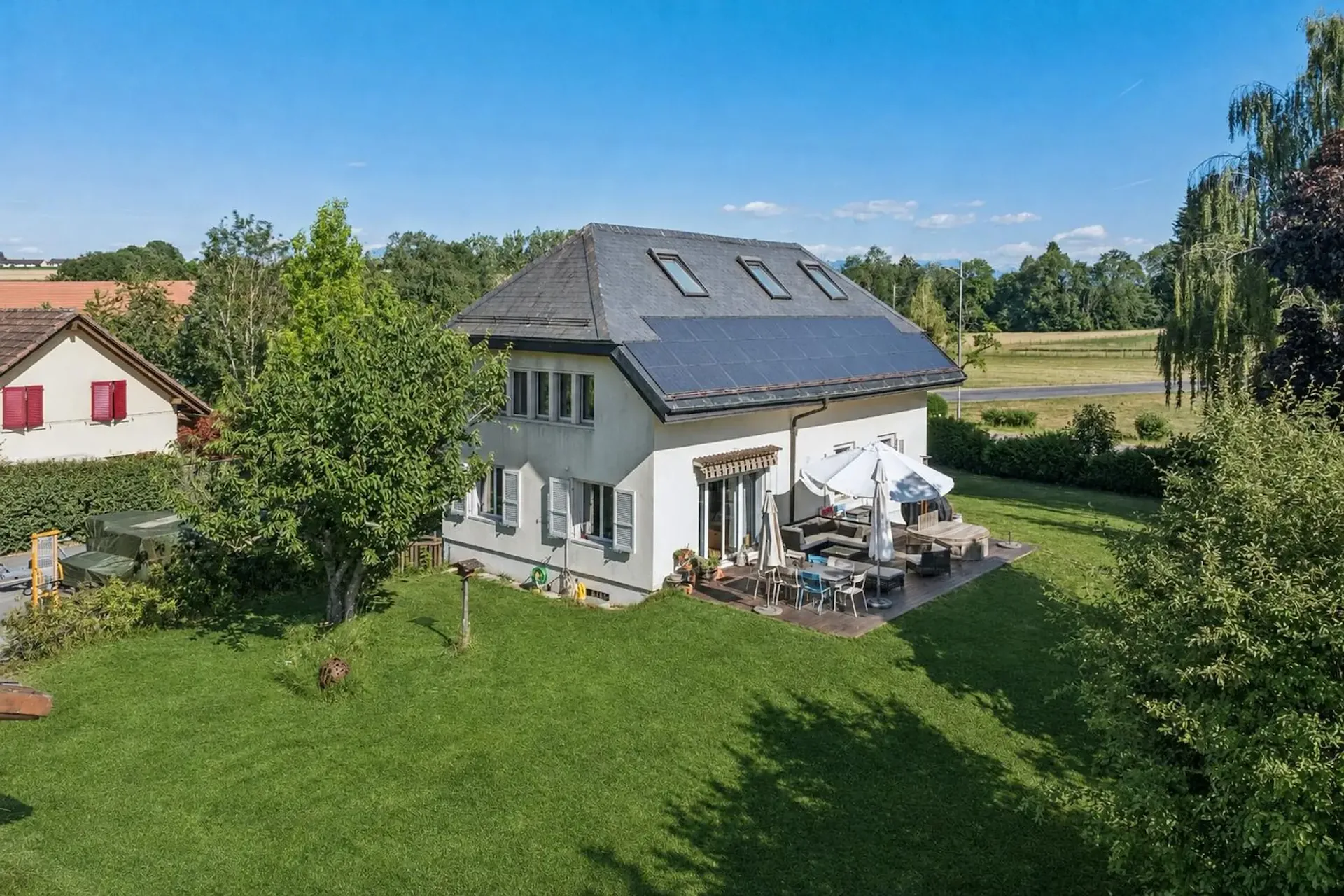 Einfamilienhaus auf einem 2'915 m² großen Grundstück, erhebliche Solarenergiegewinne