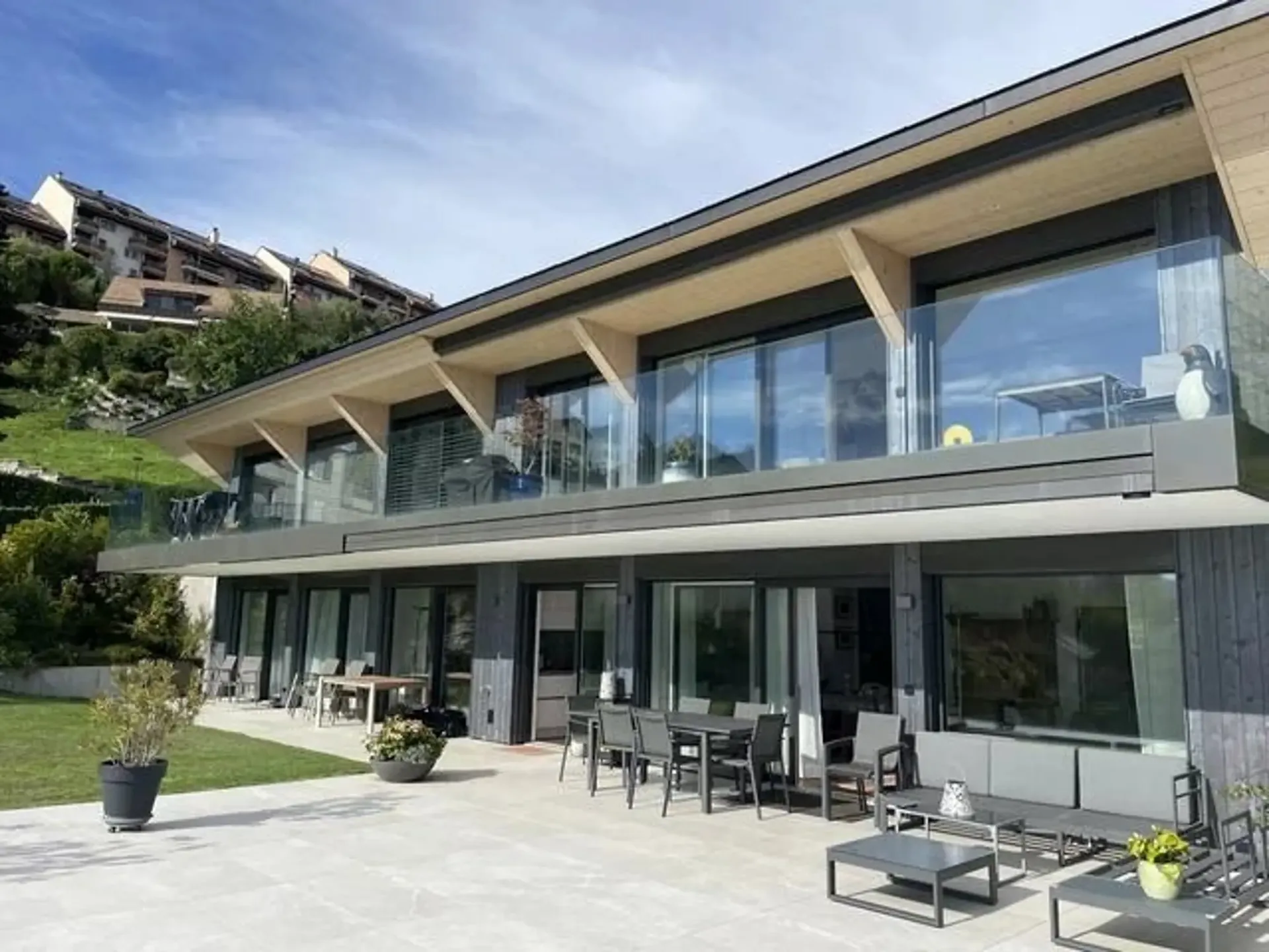 Prächtige 5.5-Zimmer-Wohnung im 1. Stock mit Seeblick und großem Balkon von 47m2