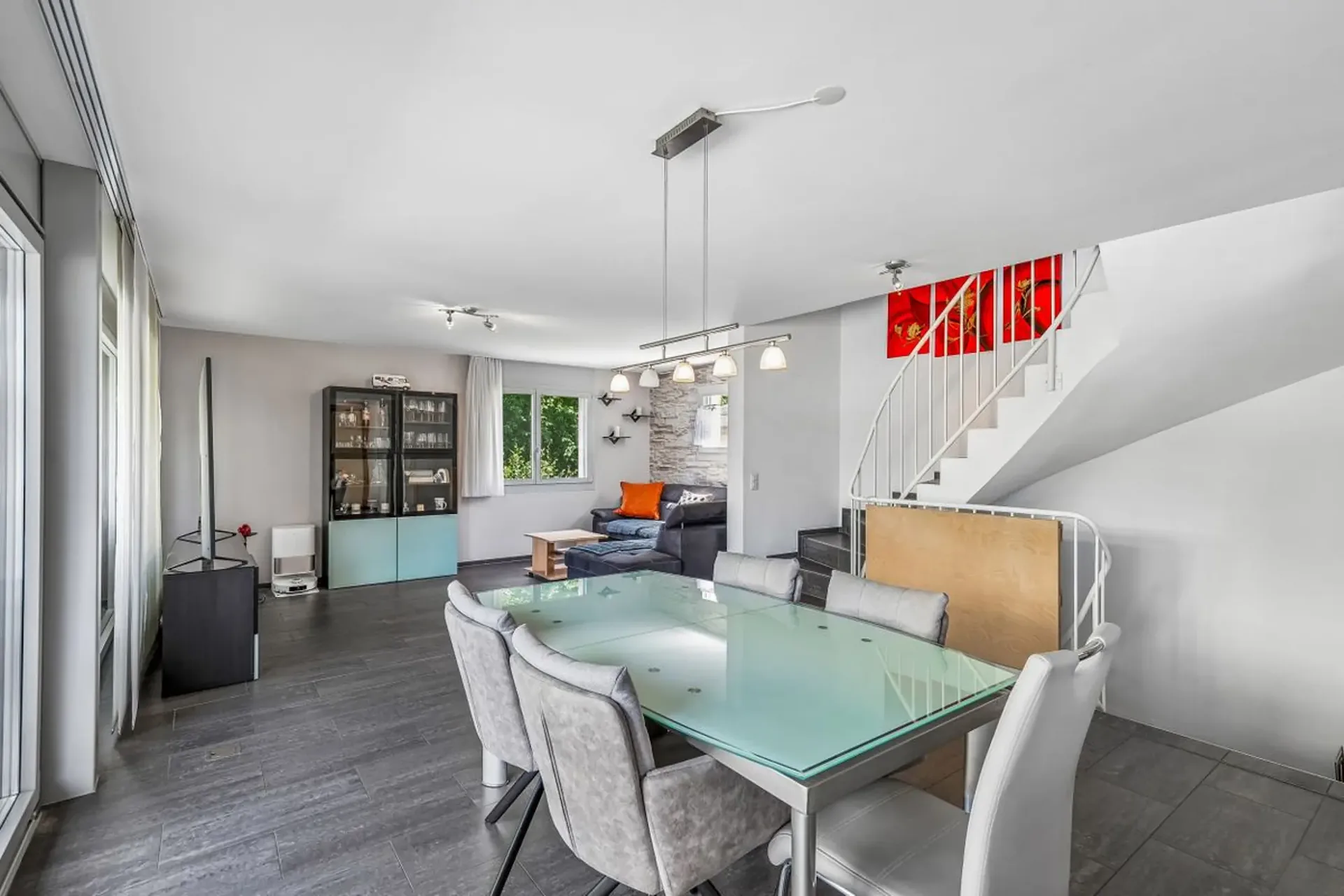 Freistehendes 5-Zimmer-Einfamilienhaus mit 3-Zimmer-Einliegerwohnung und Studio