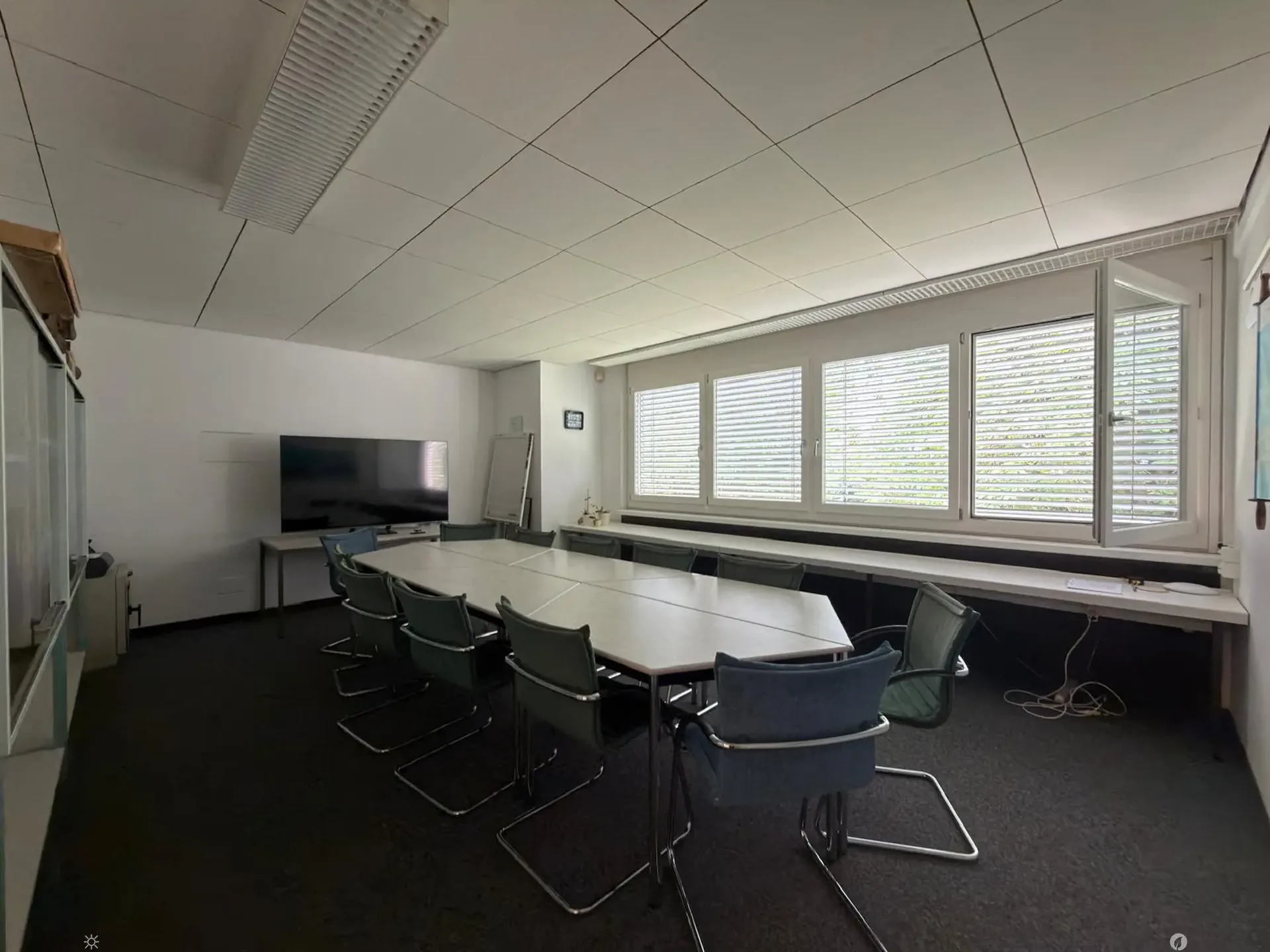 Zu vermieten: Gewerbefläche im 1. Stock mit Archivflächen im Untergeschoss und 2 Außenparkplätzen