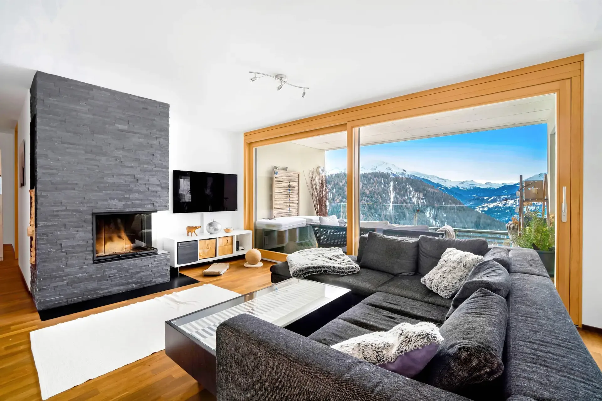 Modern secondary residence with panoramic view