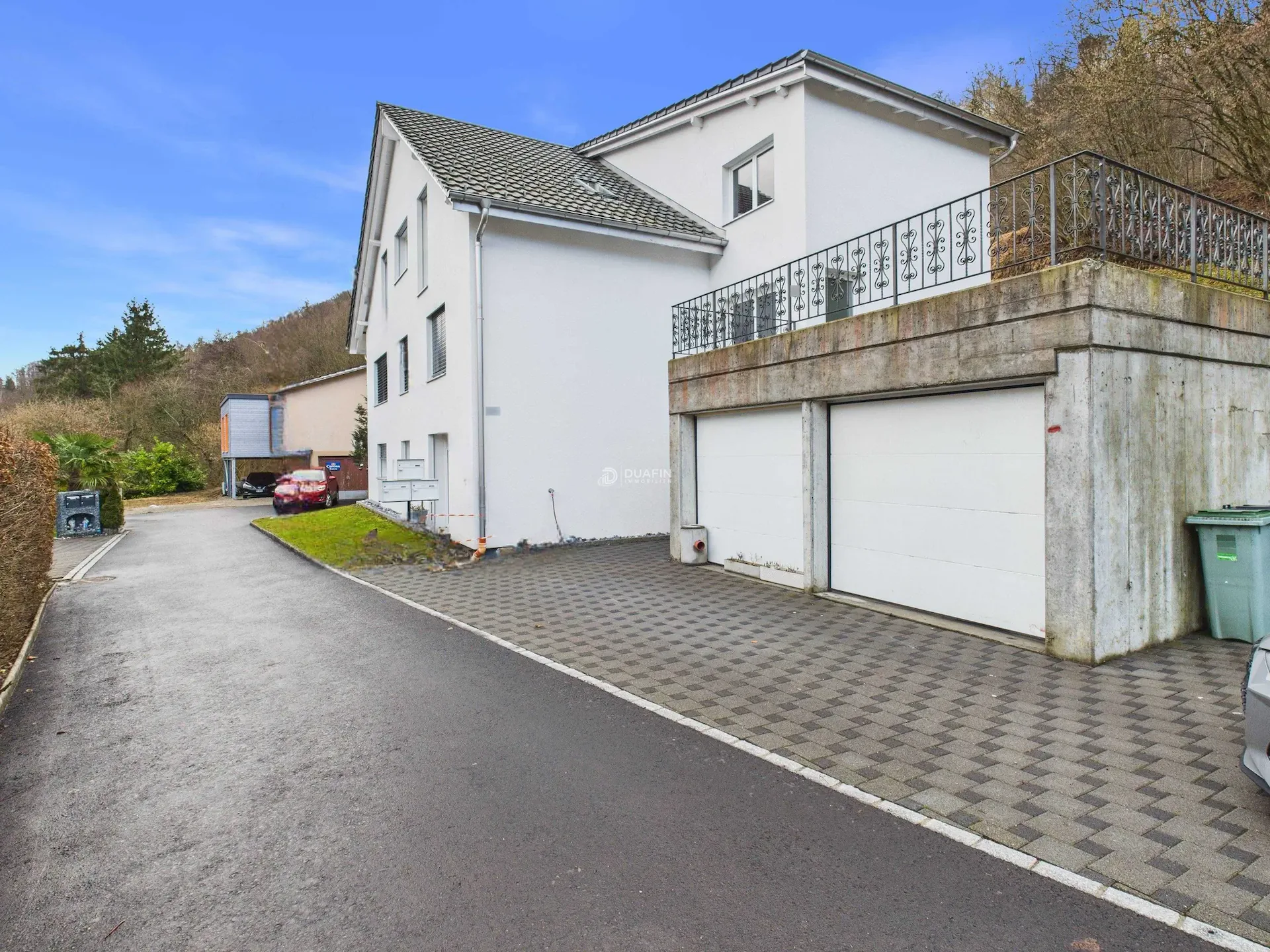 Casa di 3 famiglie, ristrutturata nel 2021, con 2 garage a Trimbach