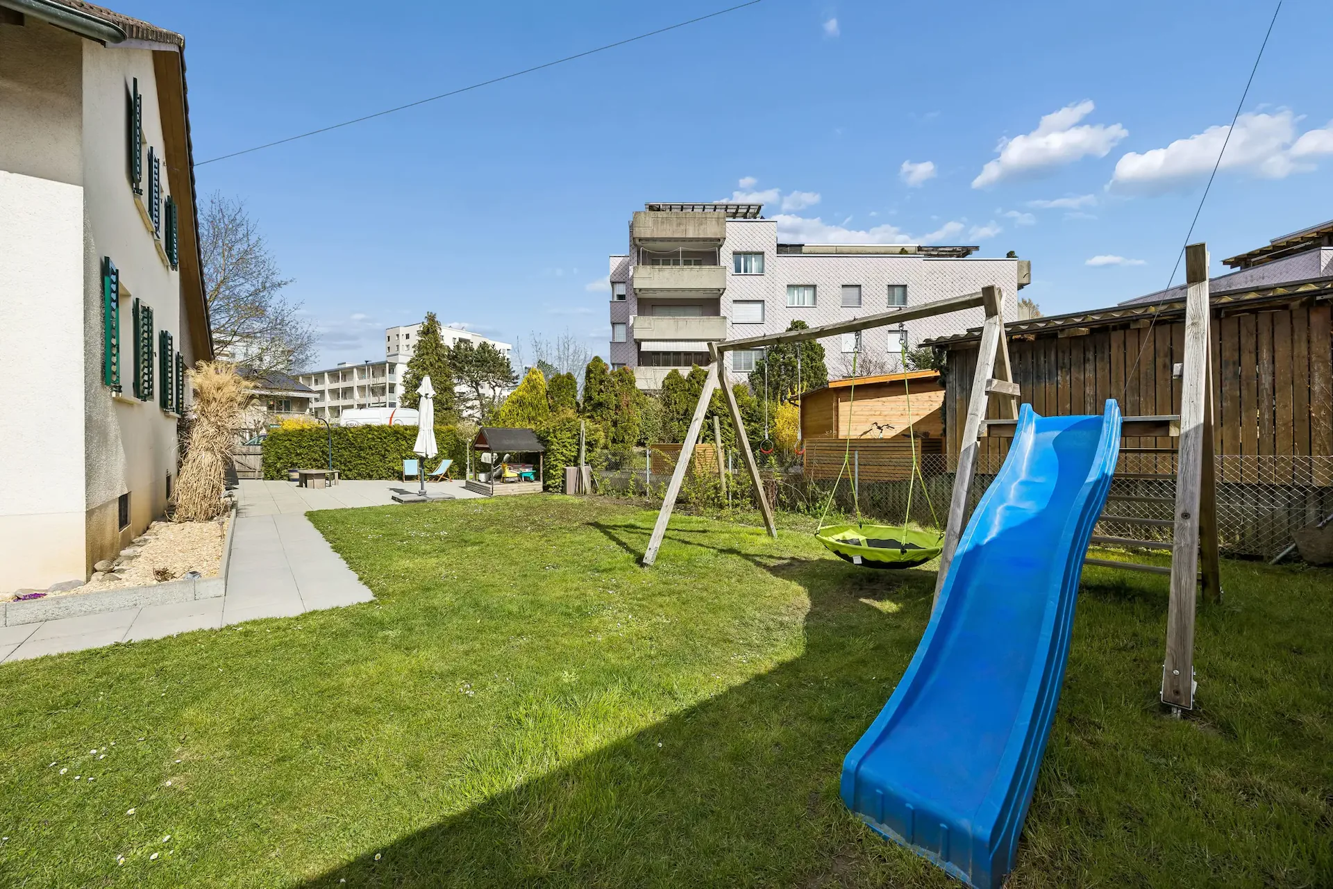 Single-family house with garden idyll, large outdoor area and exciting development potential