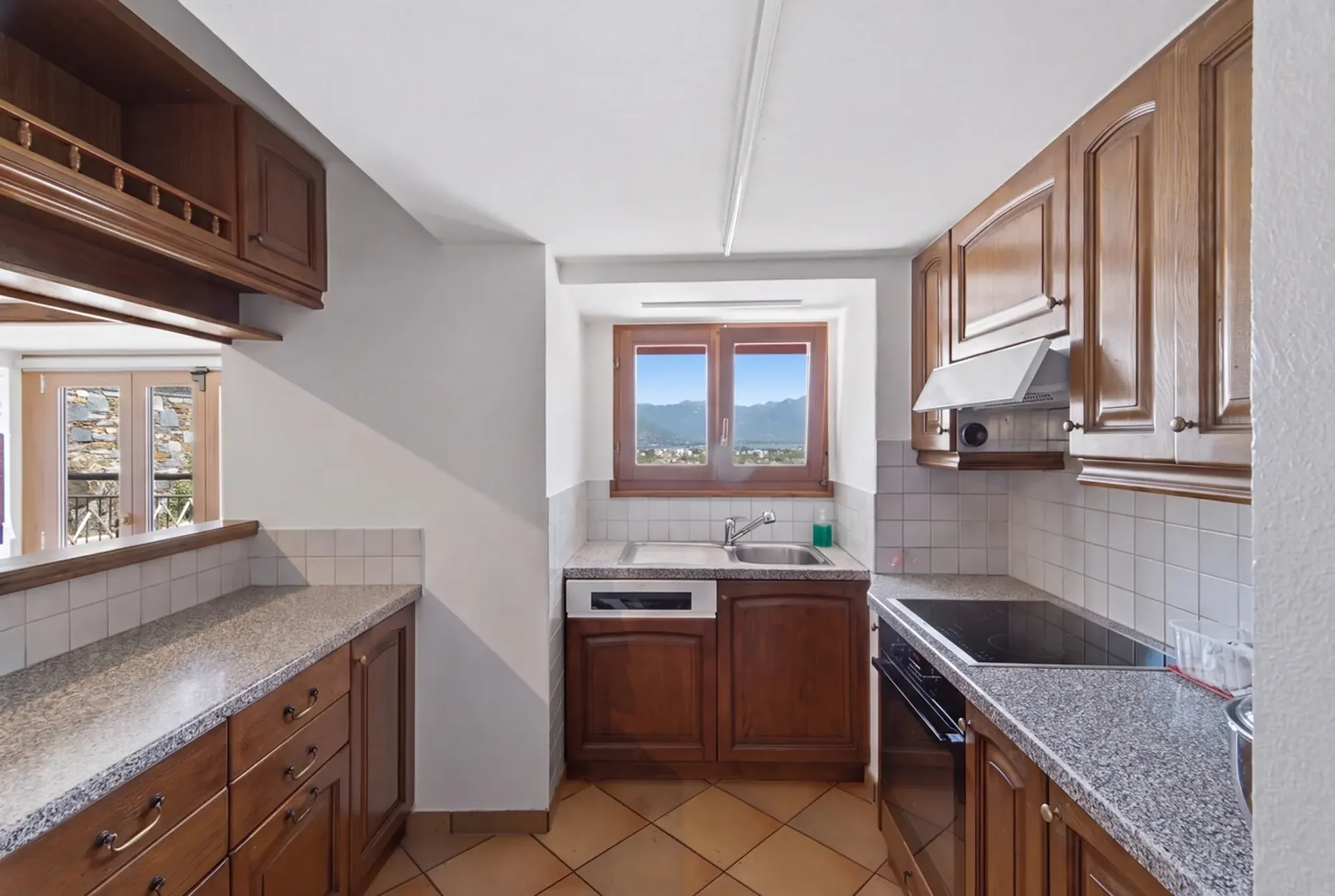 Casa ticinese immersa nella natura