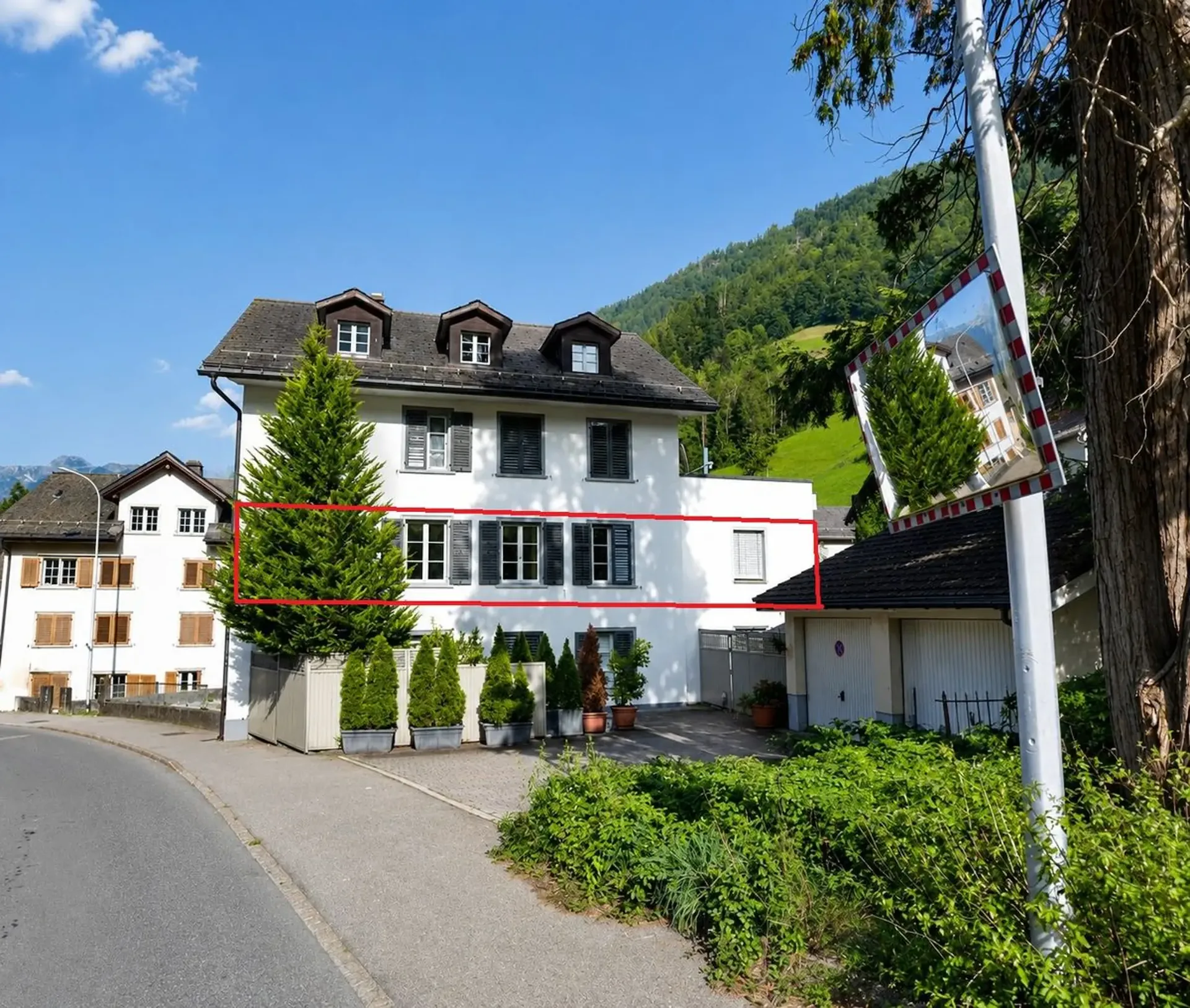 Exclusive 4.5 room apartment with 118m2 living space - completely renovated in Glarus Süd