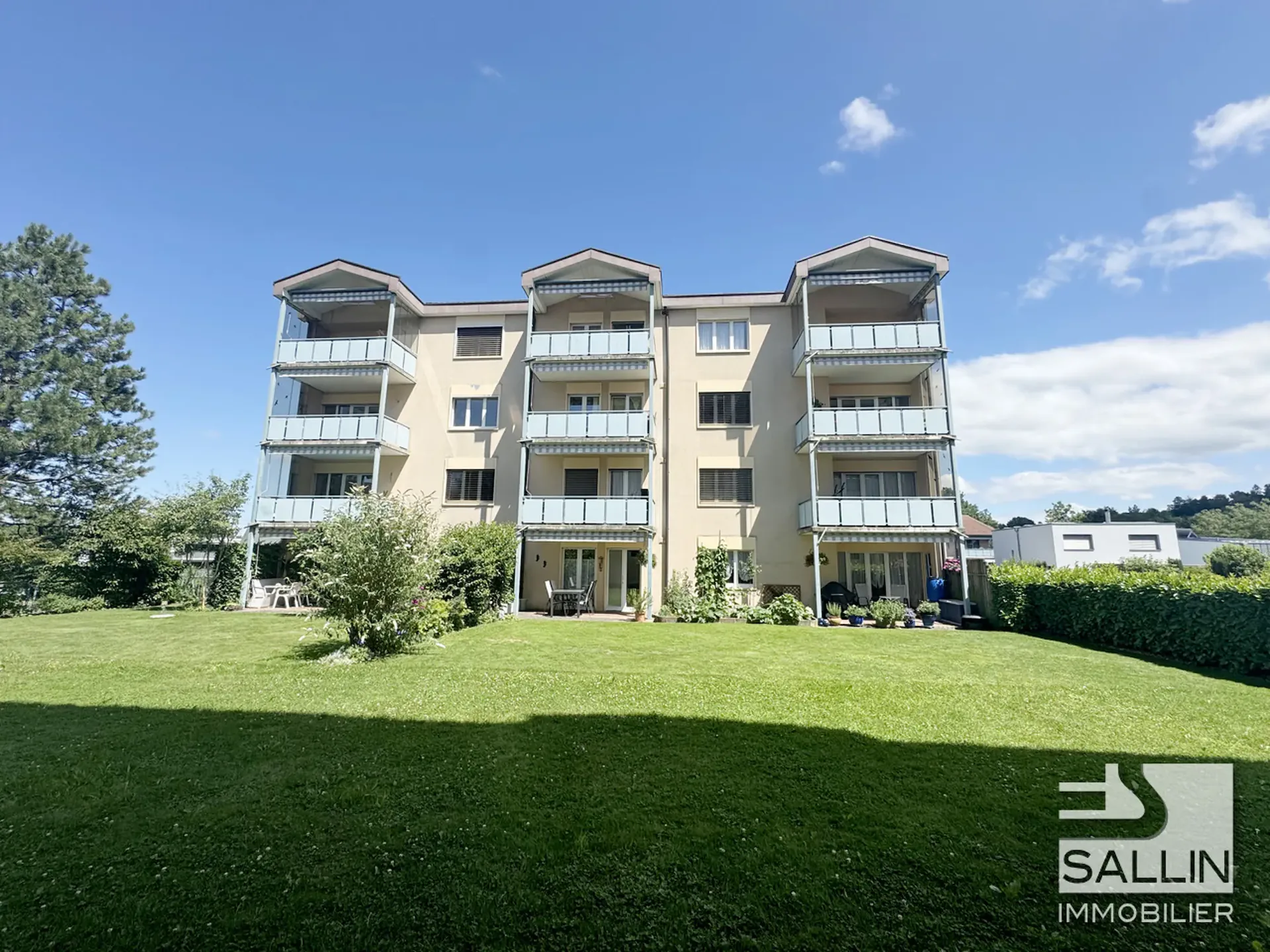 Spacieux appartement de 5 pièces  au 3ème étage avec place intérieure