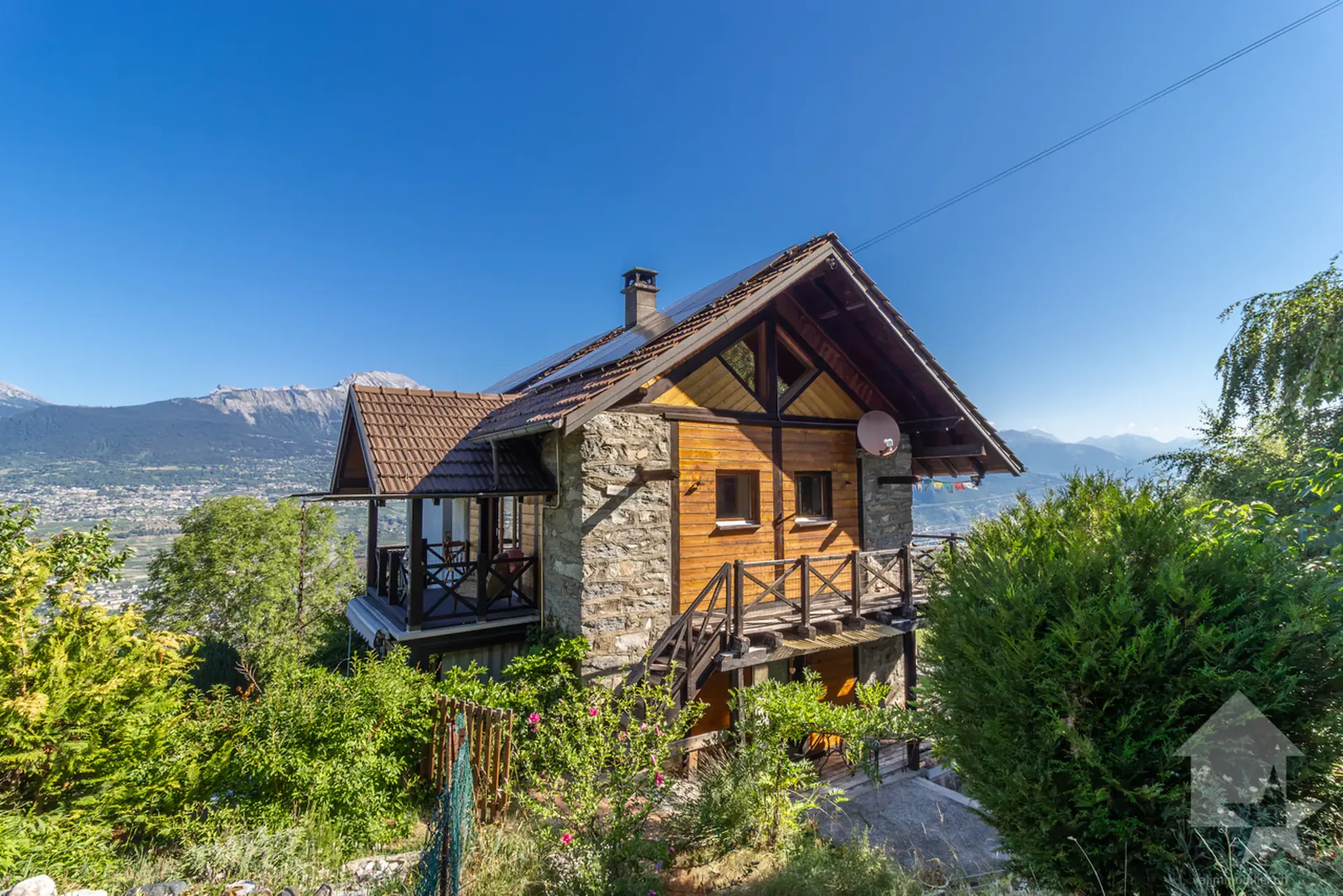 Chalet di carattere con due appartamenti, vista e posizione ideale
