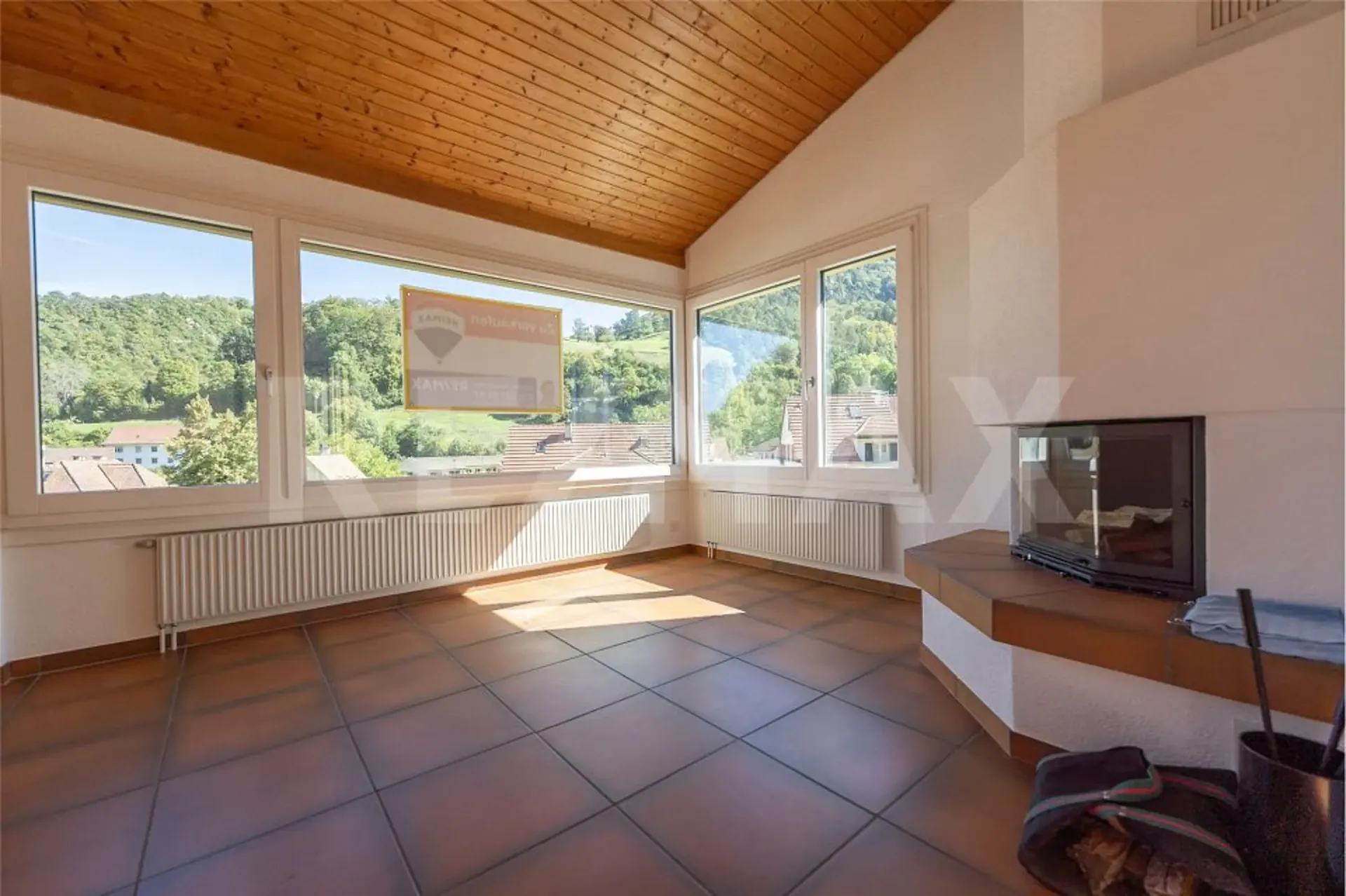 Casa unifamiliare con vista mozzafiato e molto spazio circostante...