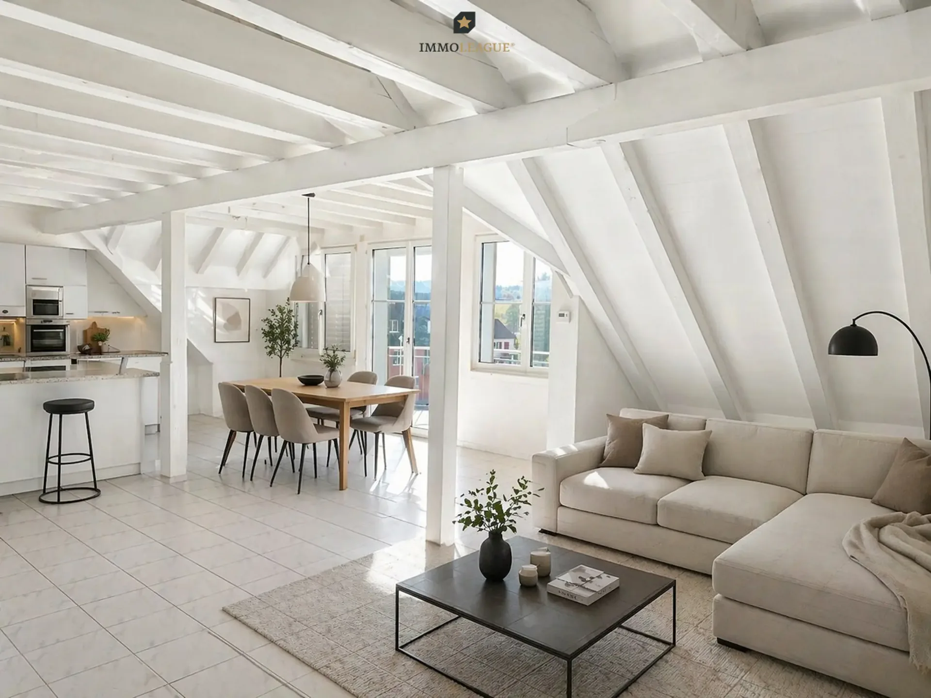 Lichtdurchflutete Maisonette-Dachwohnung mit schöner Seesicht.