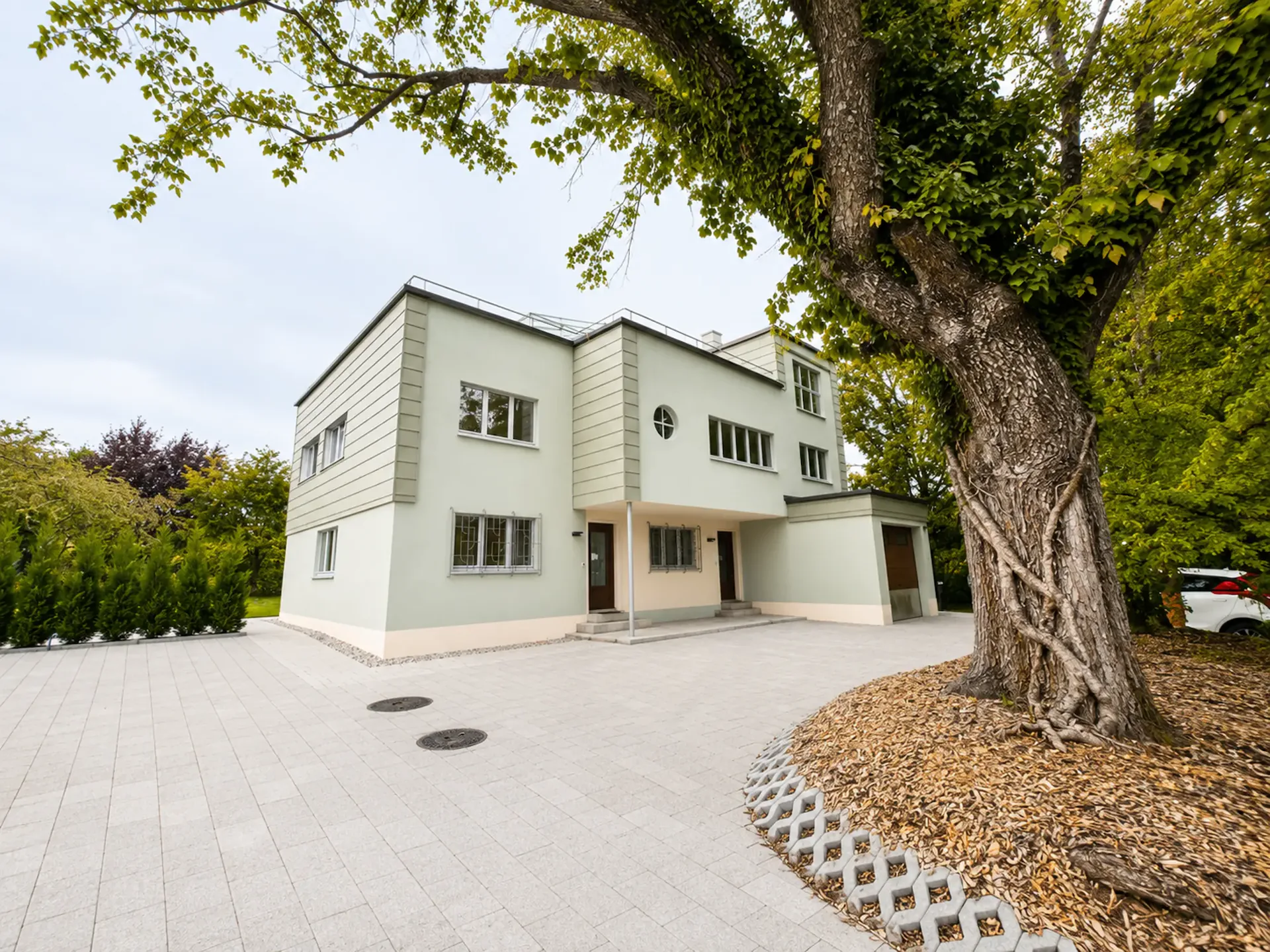 Außergewöhnliches Anwesen - Villa im Stil von Le Corbusier mit Vermietungsertrag