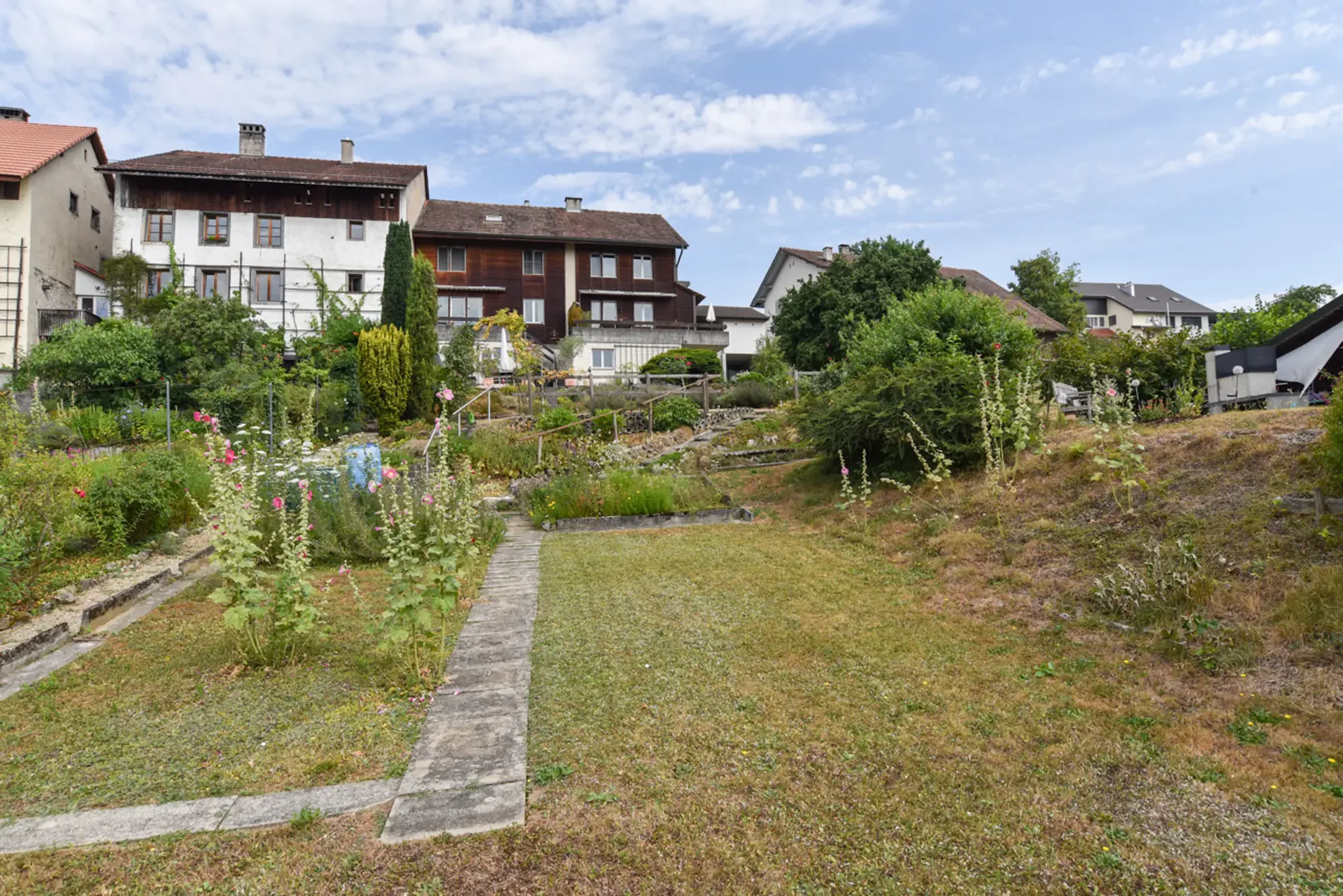 Deux maisons familiales mitoyennes dans un emplacement préféré avec vue
