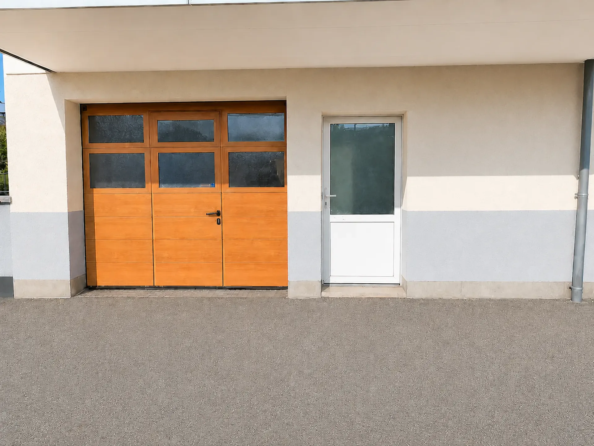 Locale polivalente di 25 m² con porta del garage