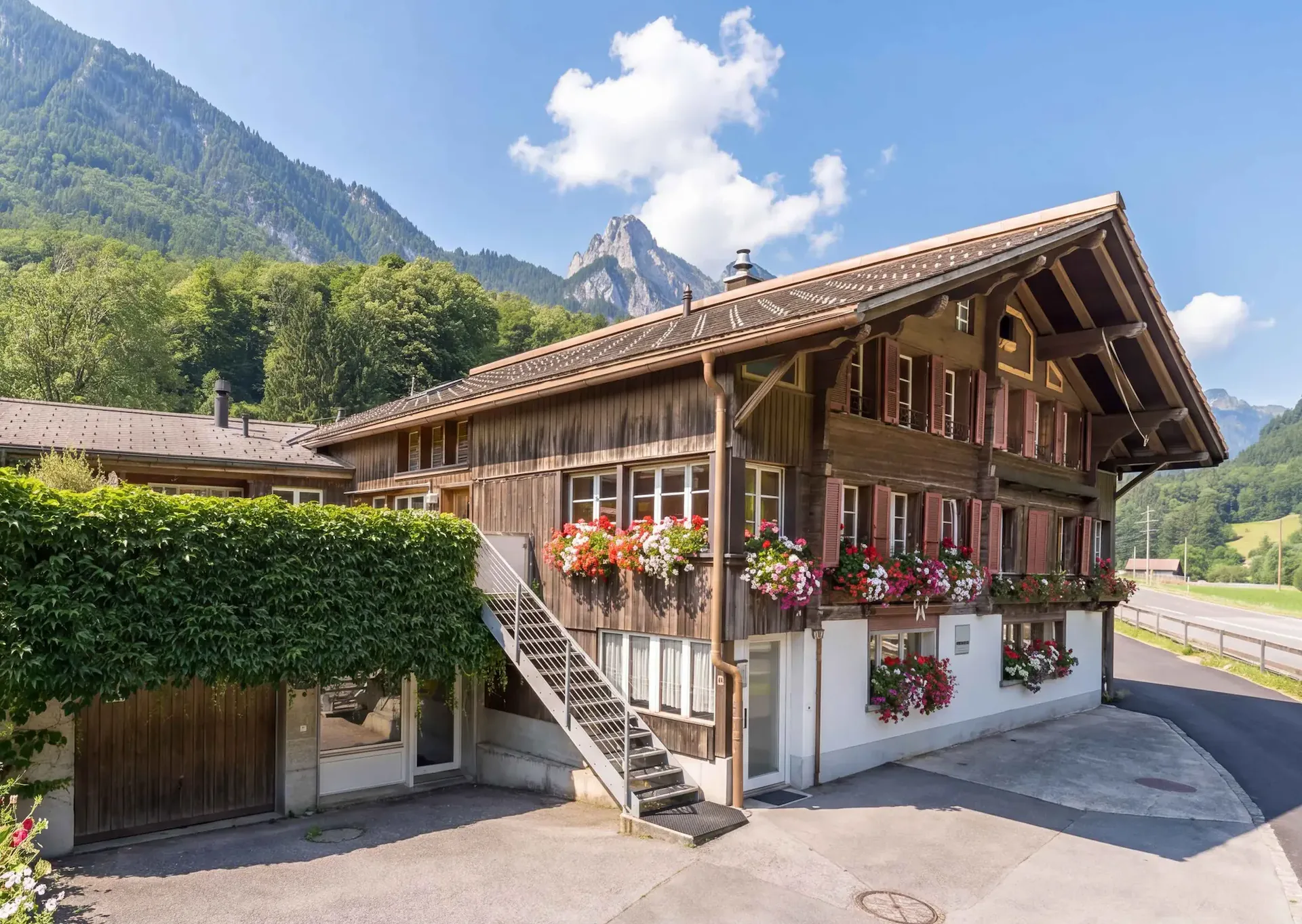 MAISON DE 8,5 PIÈCES AVEC APPARTEMENT INDÉPENDANT DANS LES ALPES BERNOISES