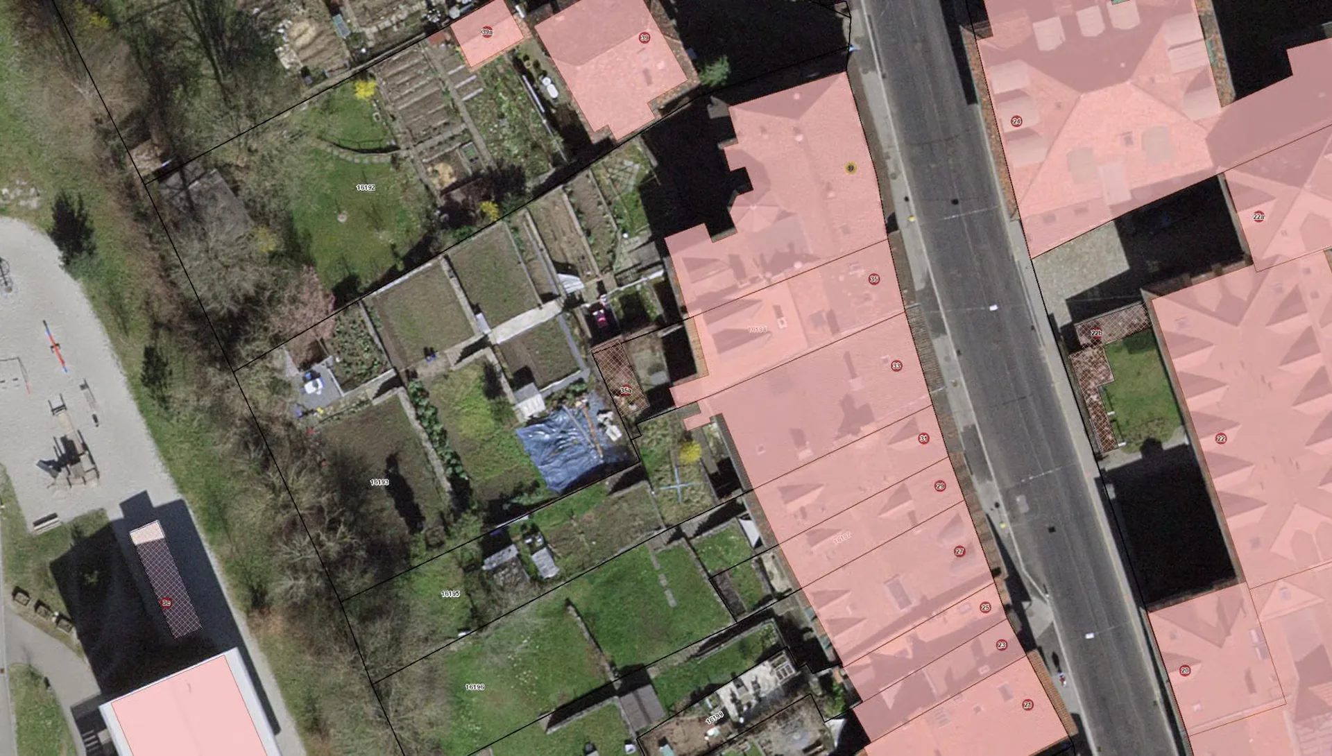 Mehr als zwei Plätze verfügbar! Entdecken Sie einen Garten, einen wahren Friedensort, mitten im Herzen der Stadt Freiburg!