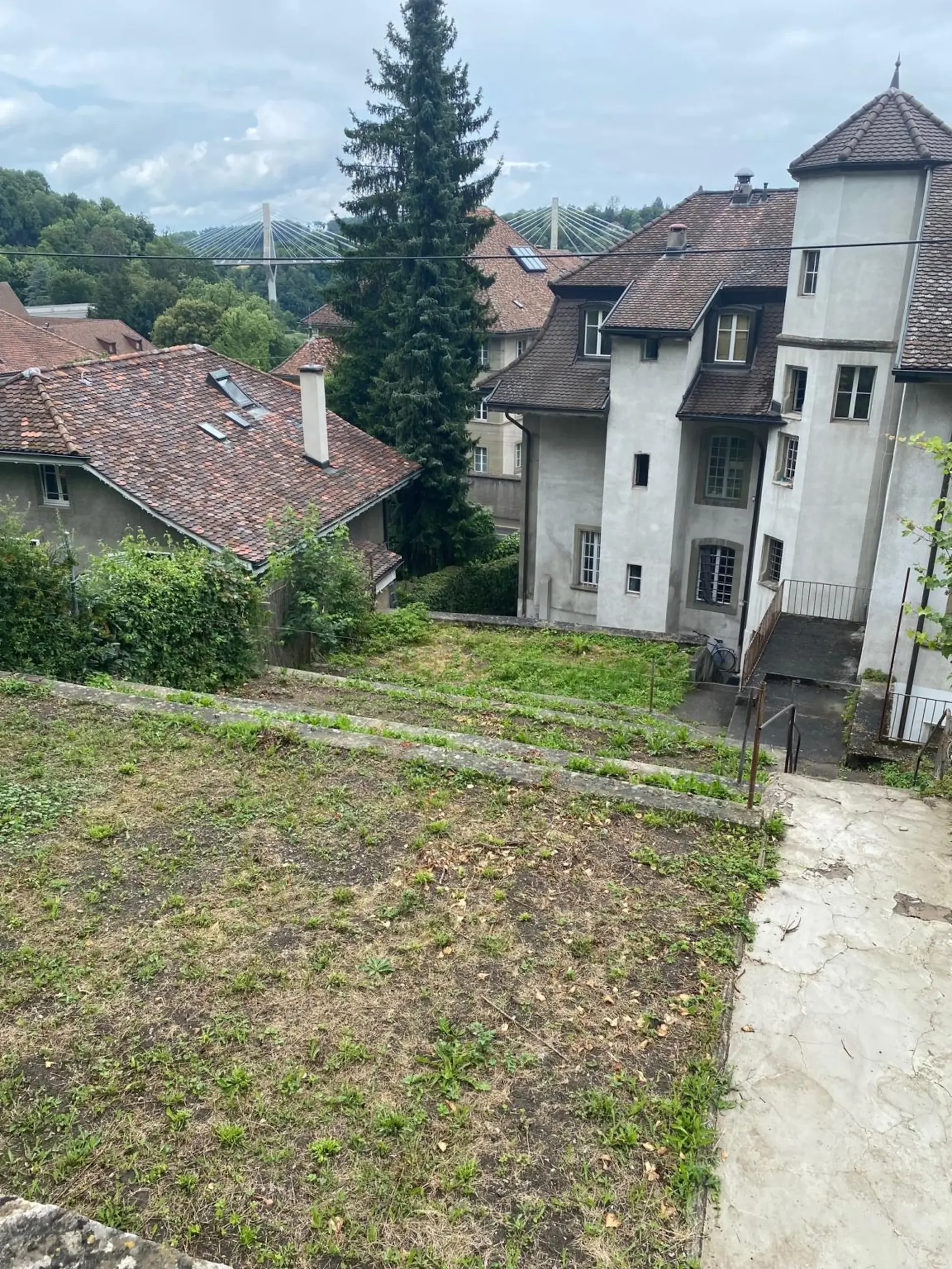 Mehr als zwei Plätze verfügbar! Entdecken Sie einen Garten, einen wahren Friedensort, mitten im Herzen der Stadt Freiburg!